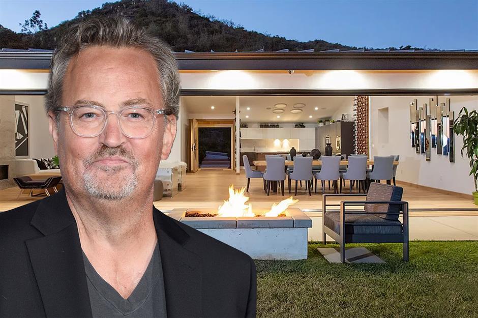 Fans Honor Matthew Perry at Iconic 'Friends' Apartment