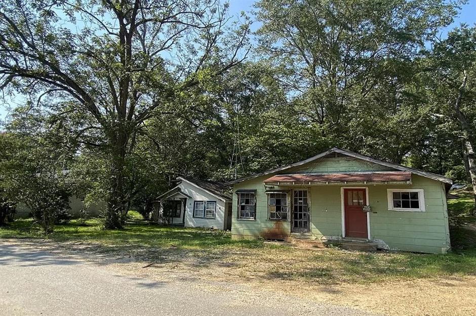 Abandoned buildings with hidden bunker, Mississippi, USA: $55,000