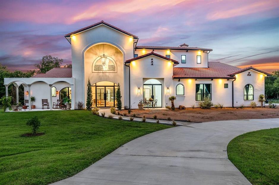 Beautiful white houses that prove less is more