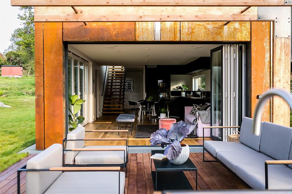 26 Stunning Homes Made Out Of Shipping Containers