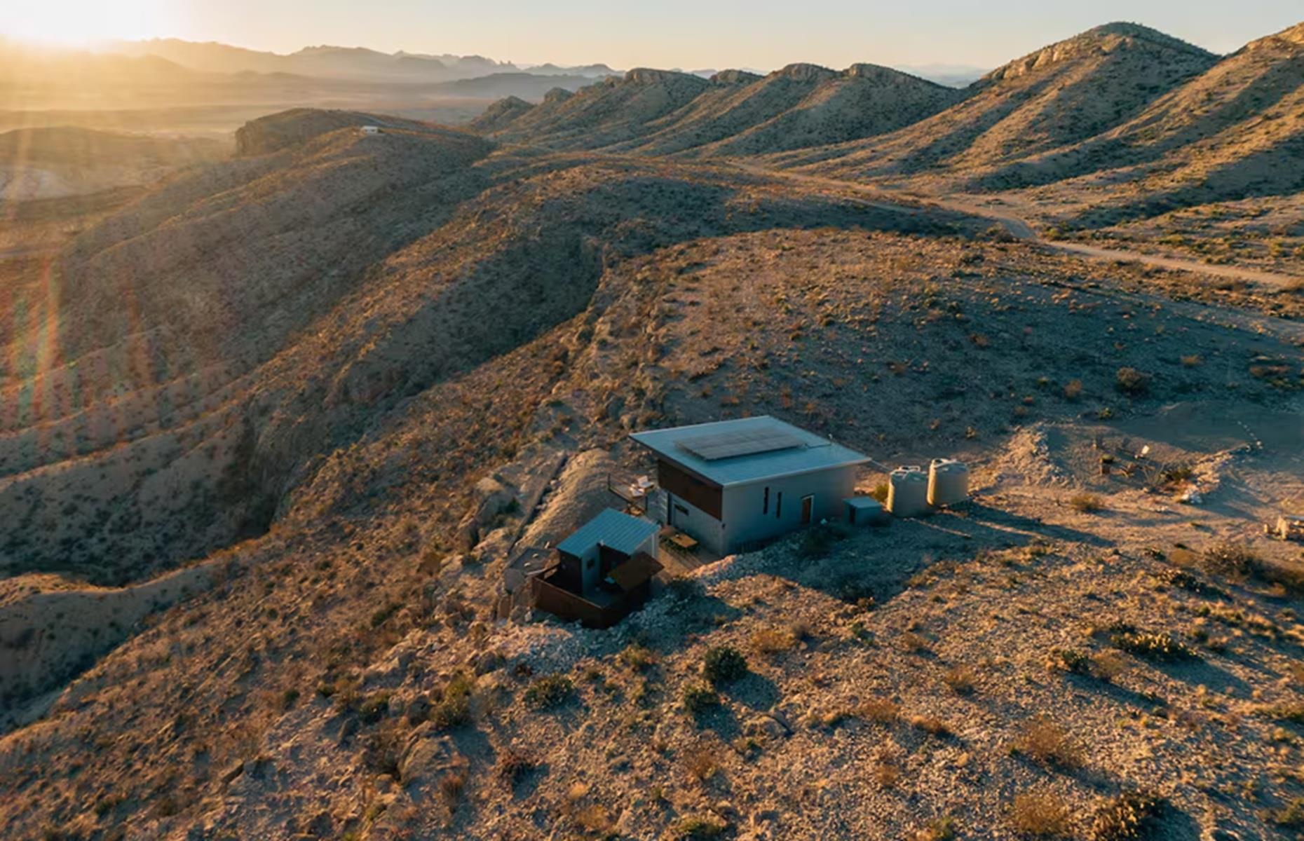Off-grid plateau cabin, Texas, USA