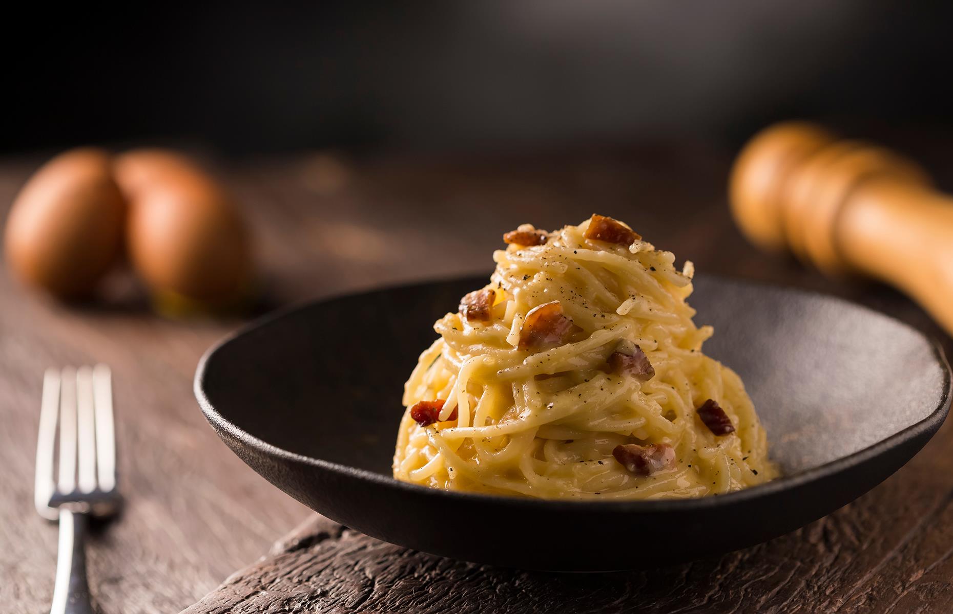 Паста карбонара. Итальянский суп с макаронами. Traditional Italian pasta.