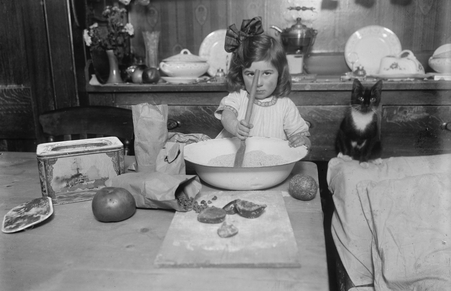 1910s: a bowl of plum pudding