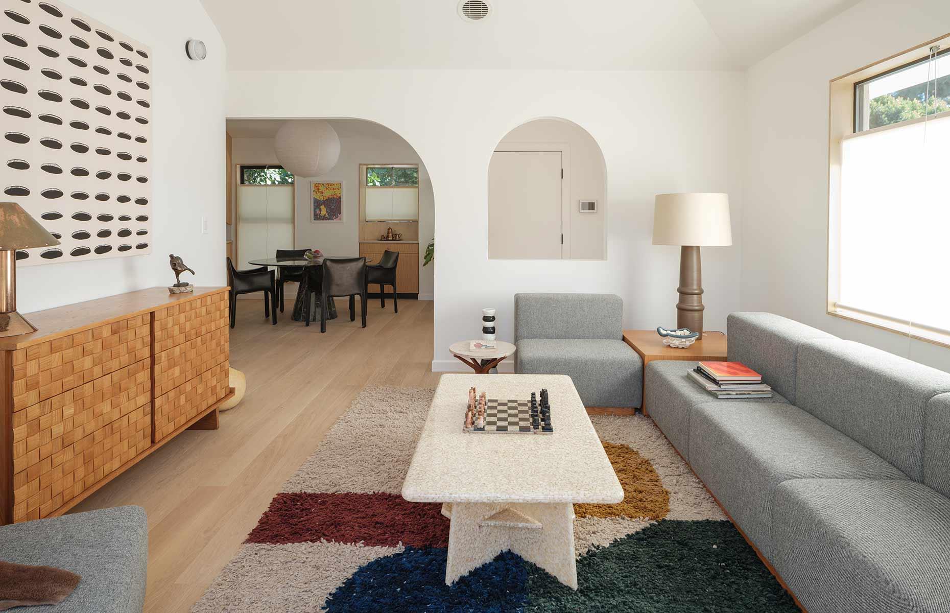 Casa suburbana: Techos abovedados y aireados