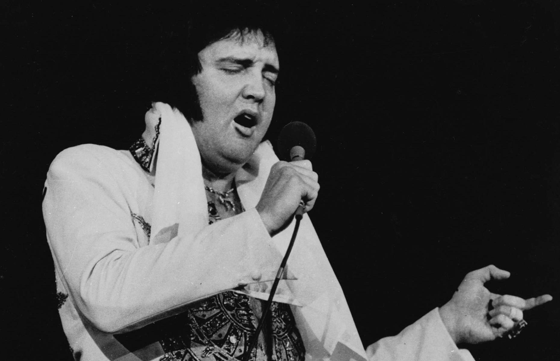 1977: Elvis Presley dies