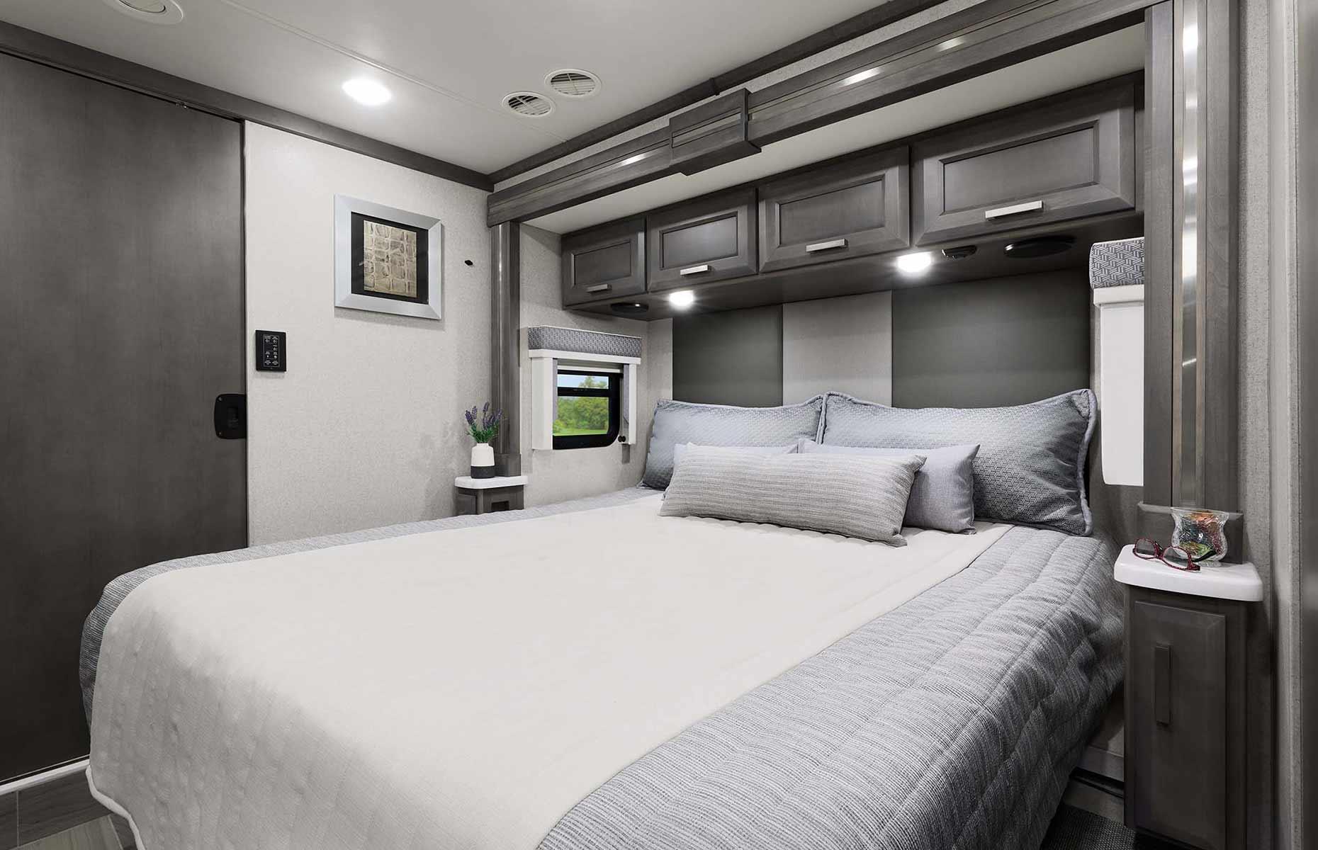 2025 Thor Aria 4000: lavish master suite