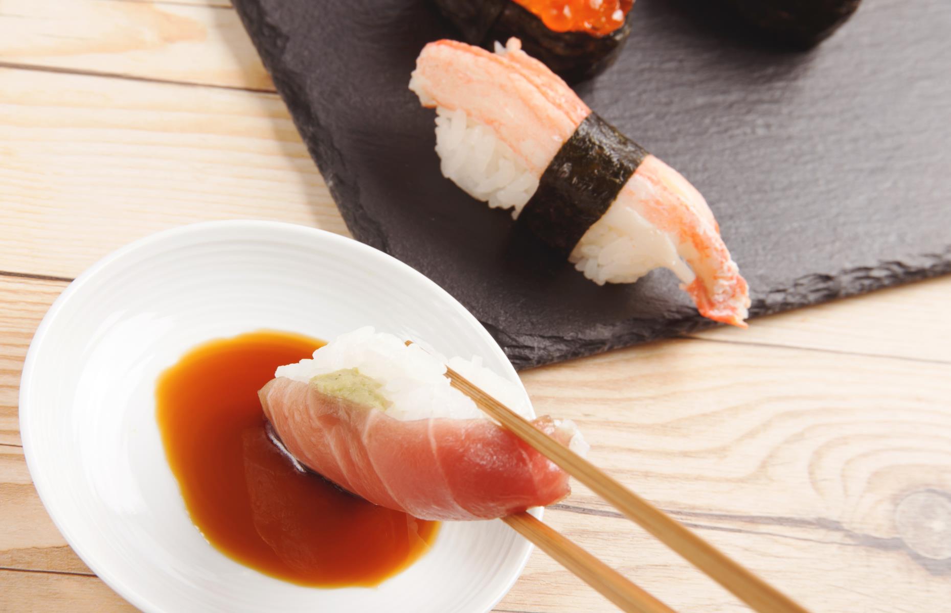 Mojar primero el arroz de sushi