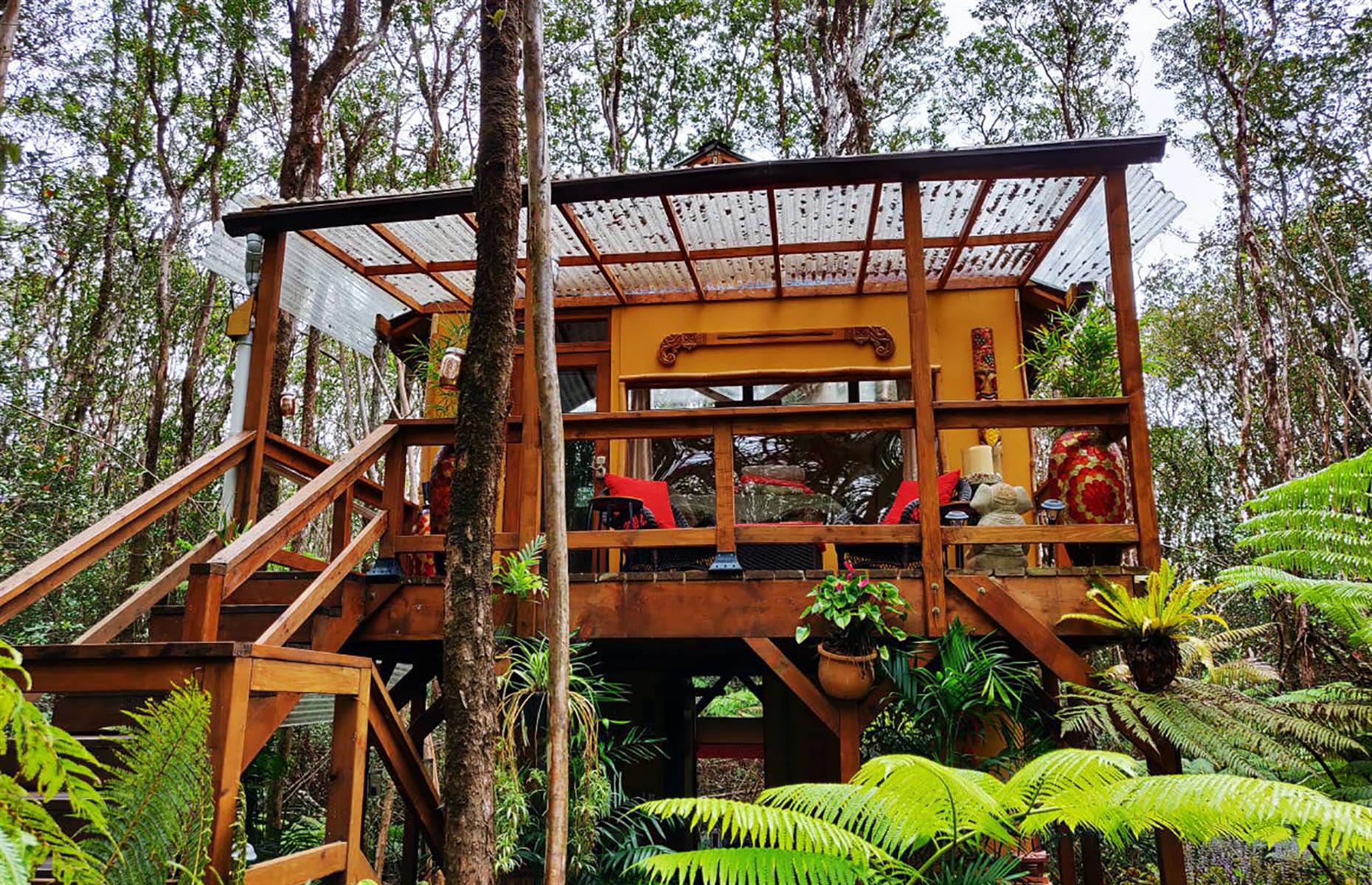 Hawaii: rainforest treehouse, Volcano
