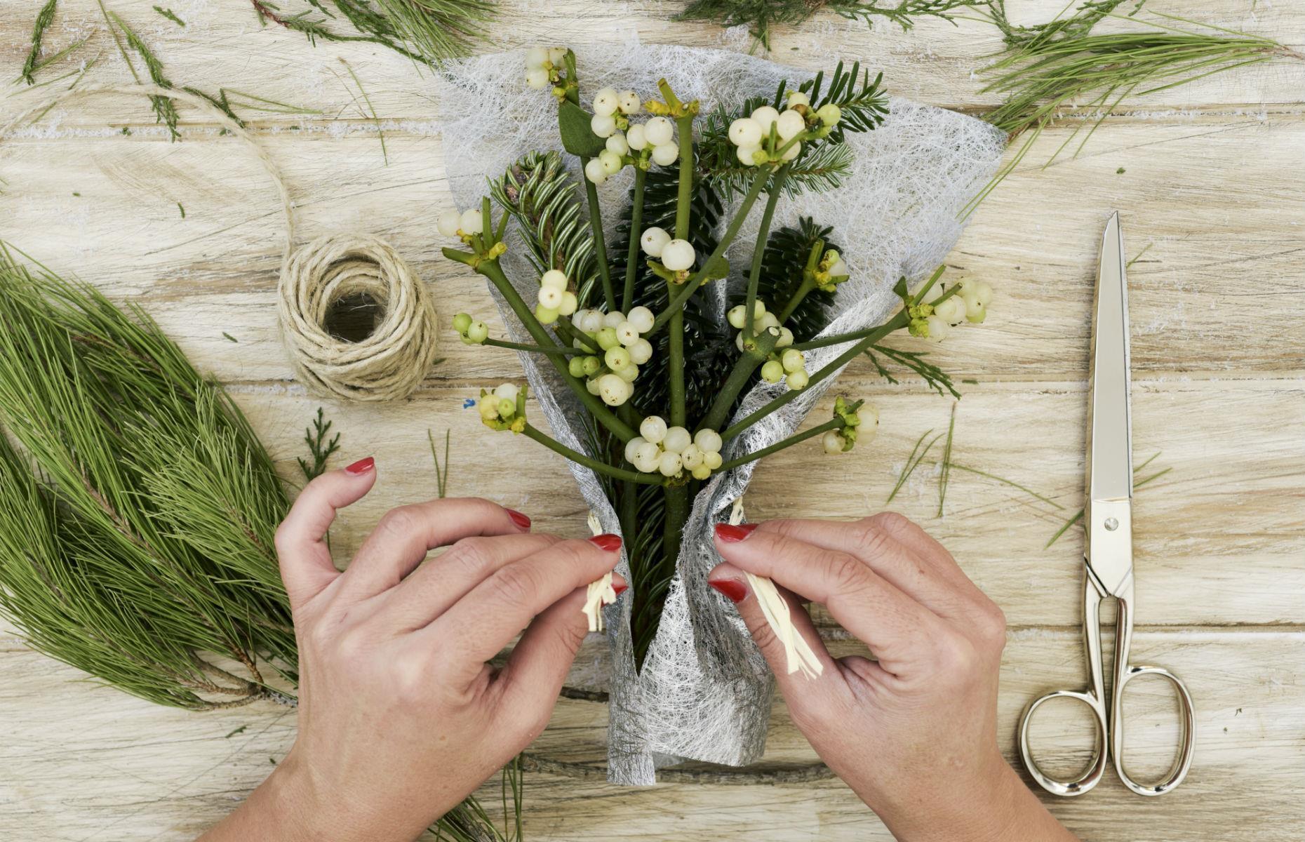 Make mistletoe bouquets