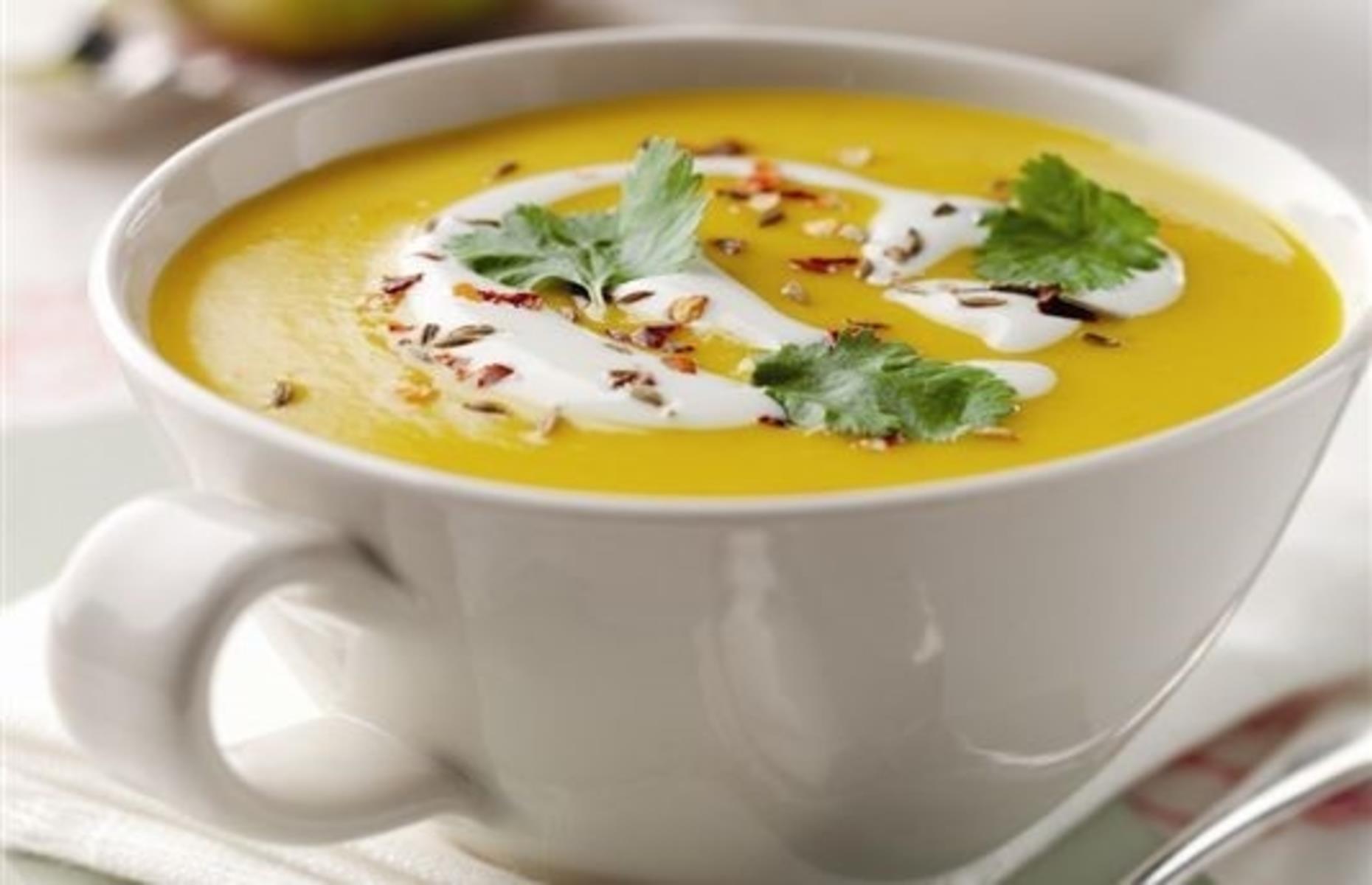 Spiced carrot, apple and lentil soup
