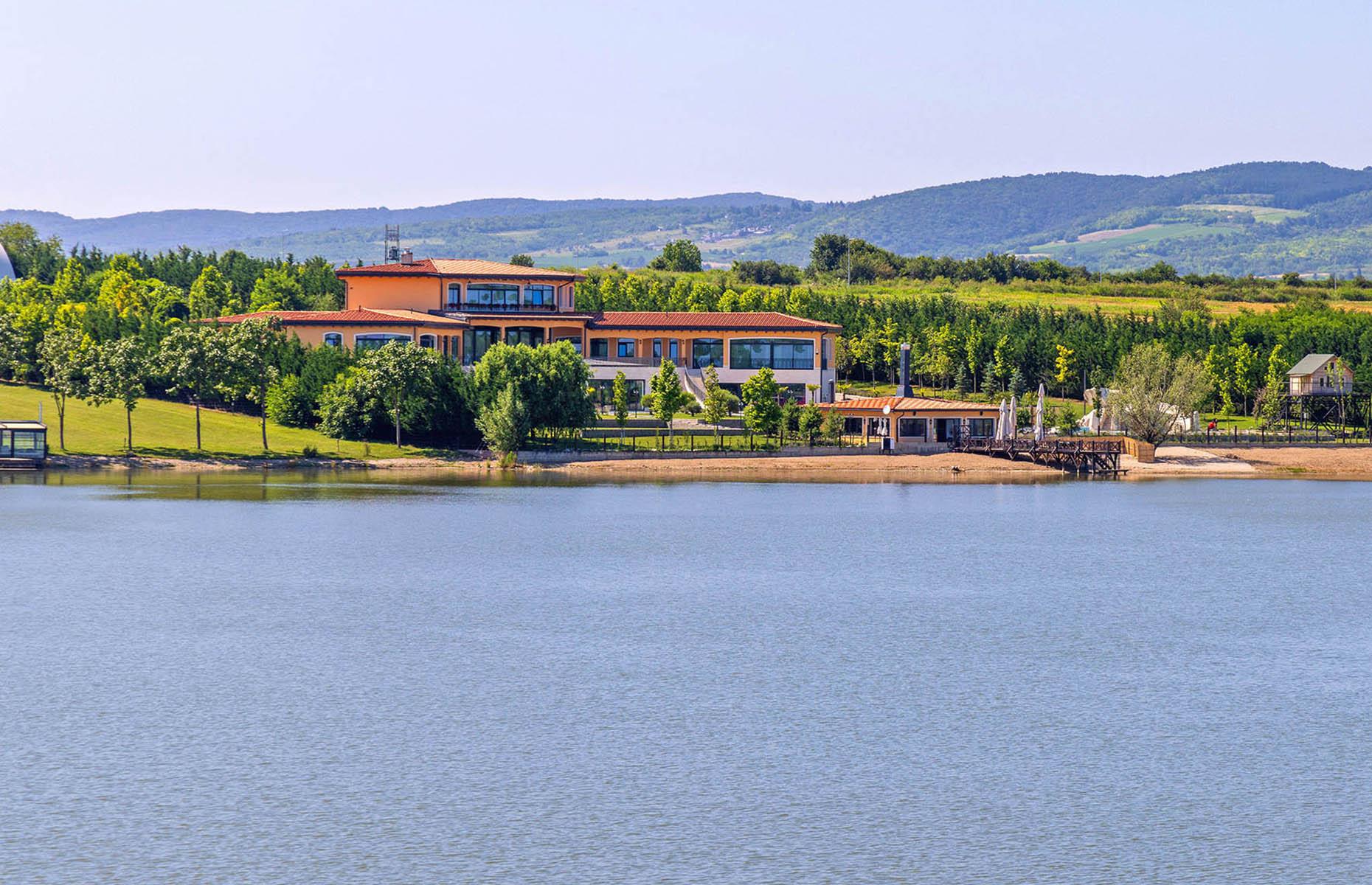 Retiro de Novak Djokovic junto al lago, Serbia