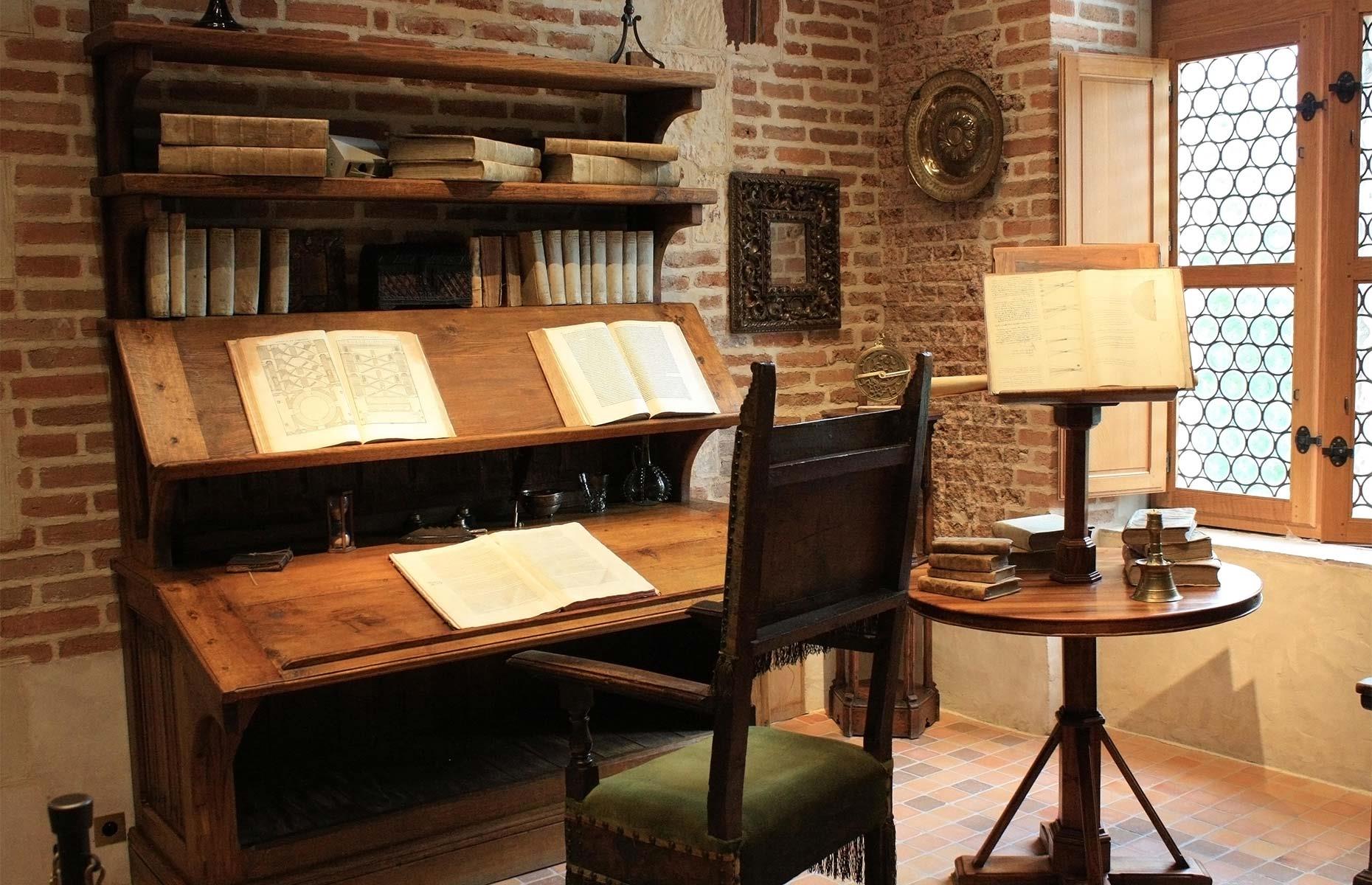 Standing desks: 1400 – 1500s