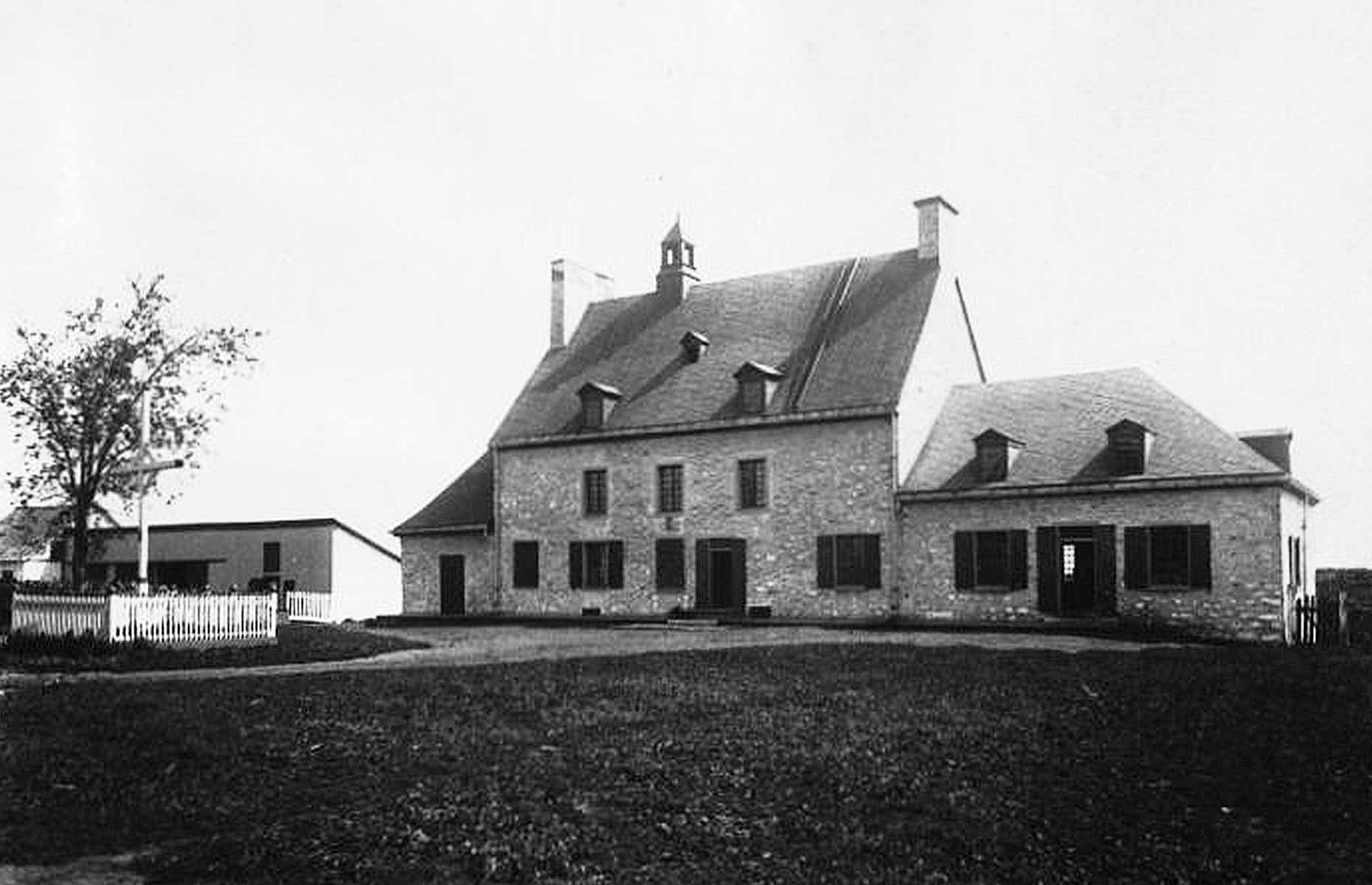1895: French-style farmhouse in Montréal