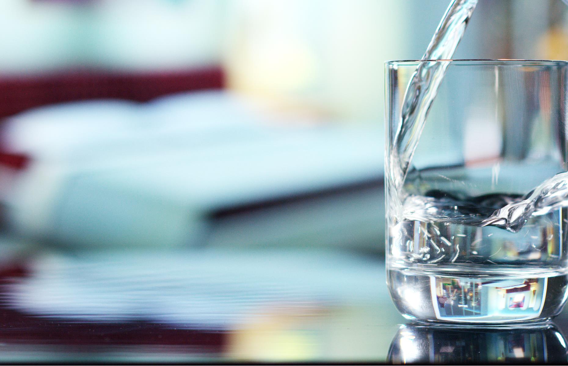 Hot and cold water sound different when you’re pouring them into a glass