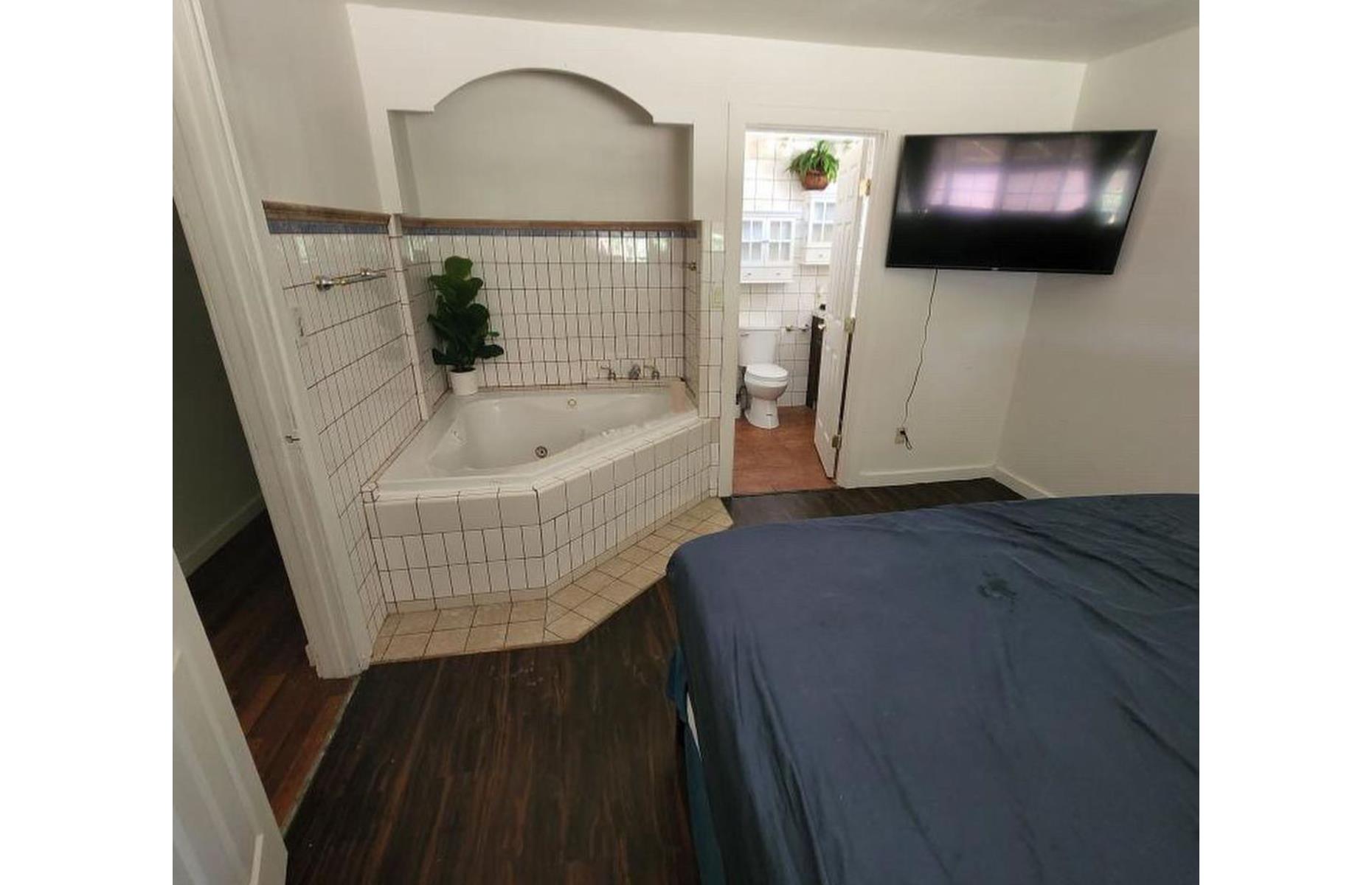 Corner (of the bedroom) bath