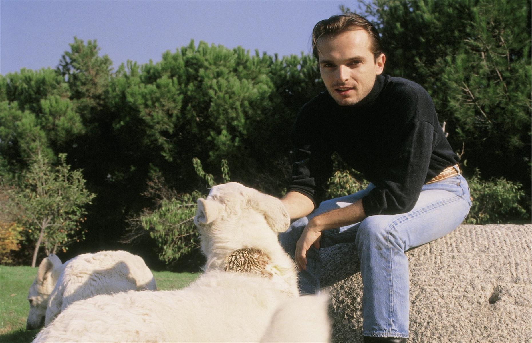 1987: Miguel Bosé and his dogs