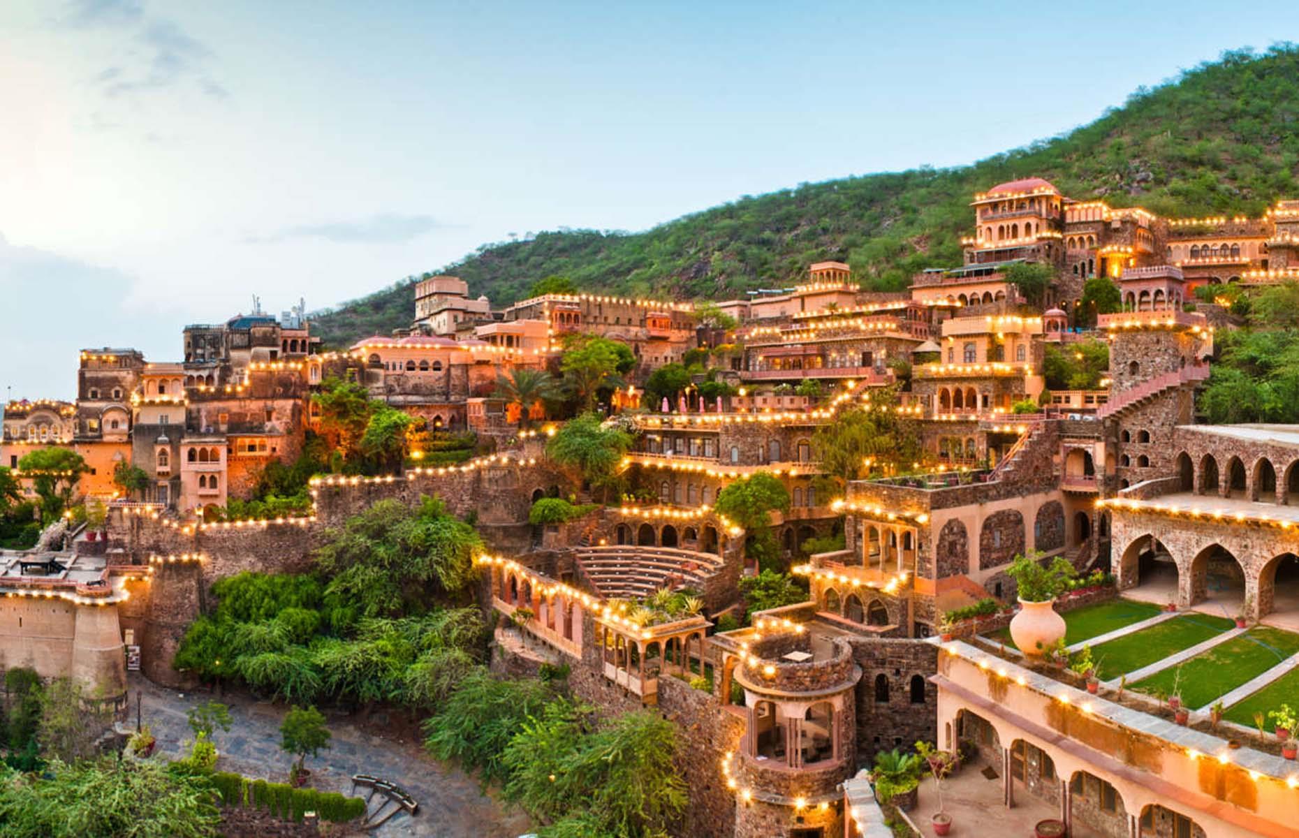 Индия фото 2023. Neemrana Fort-Palace, Индия. Раджастхан .. Neemrana Fort Palace. Нимрана Индия. Neemrana Fort India.