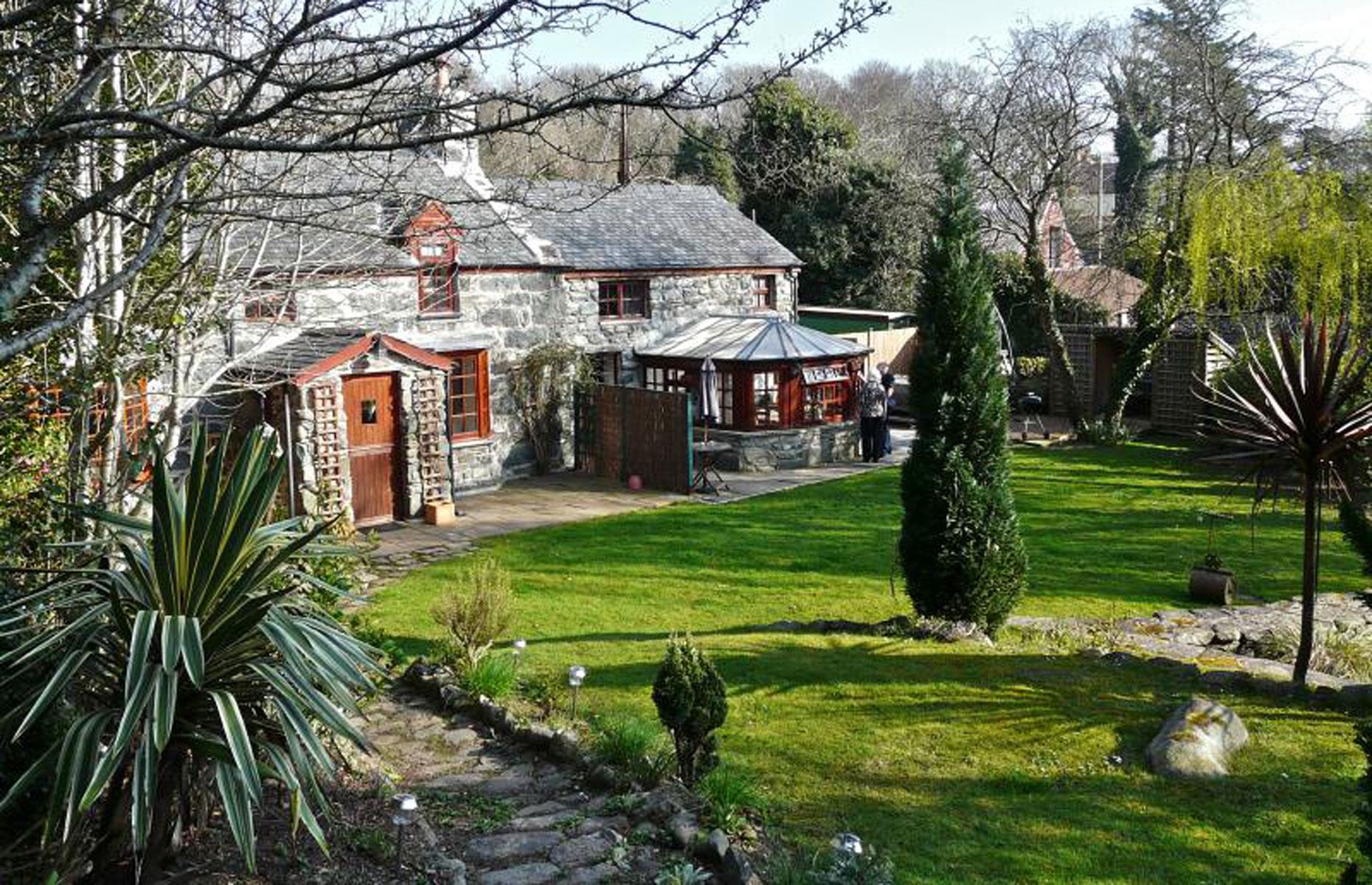 7. Mid-range: Llwyn Ynn Cottage, Tal-y-bont, UK