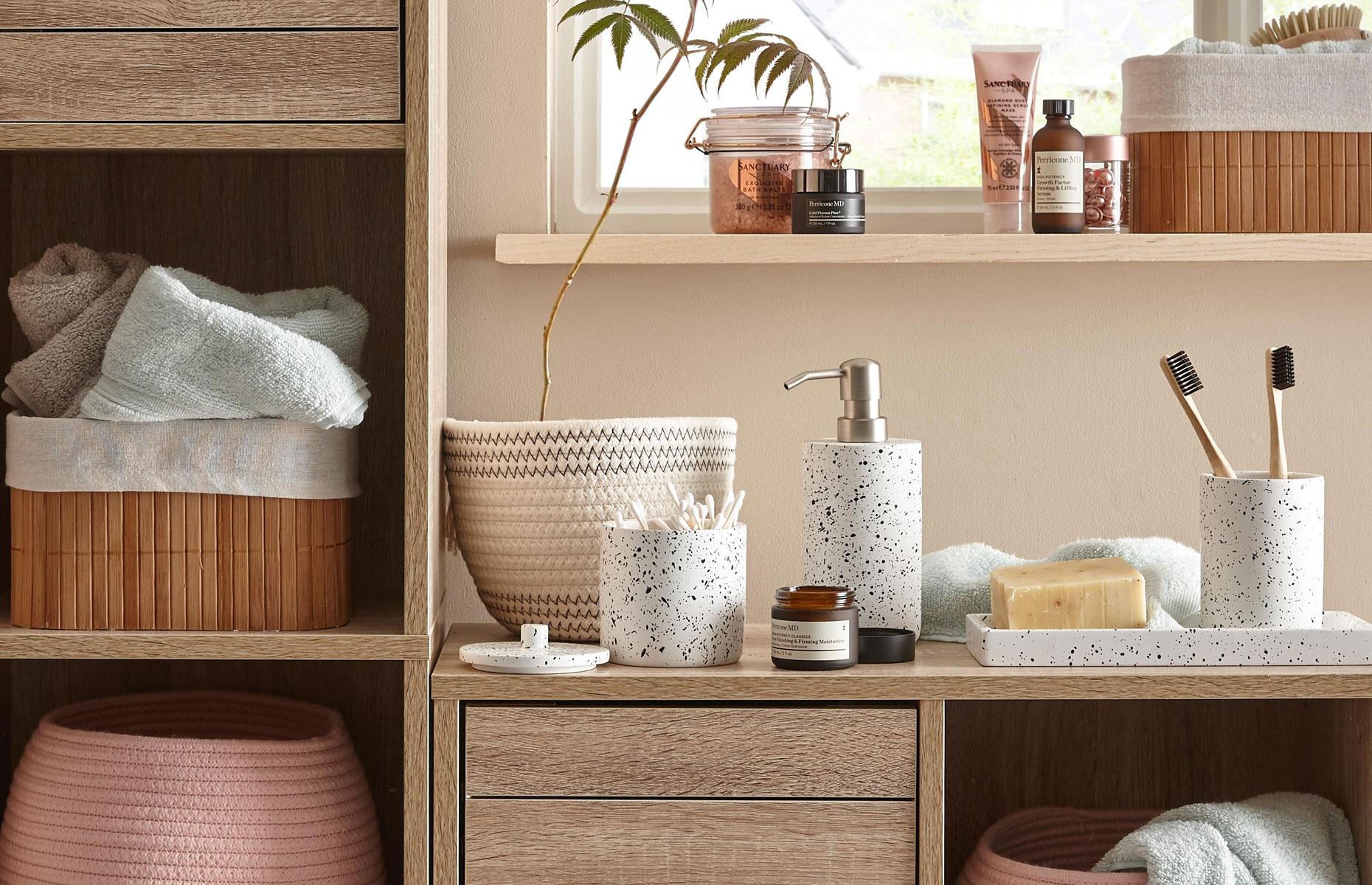 Reorganise bathroom accessories