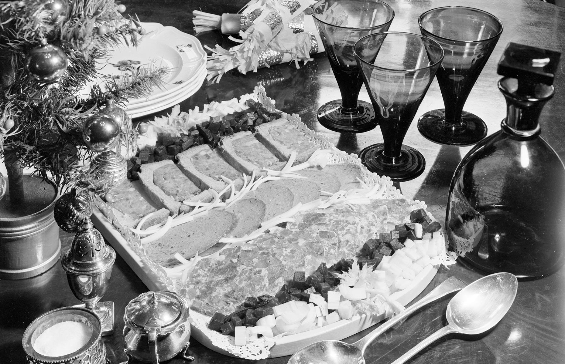 1940s: multi-course meals