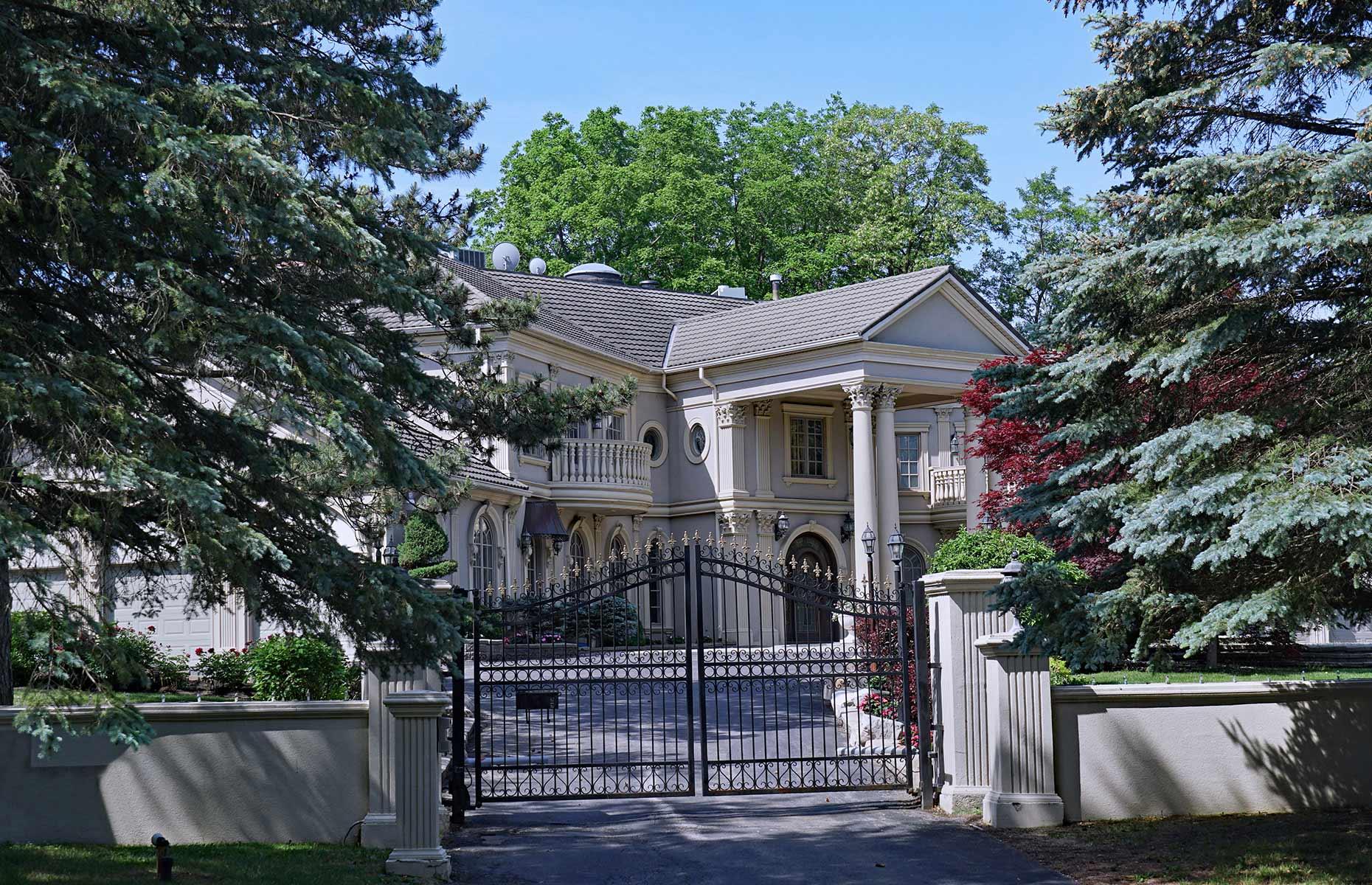 The Bridle Path: lined with gated mansions