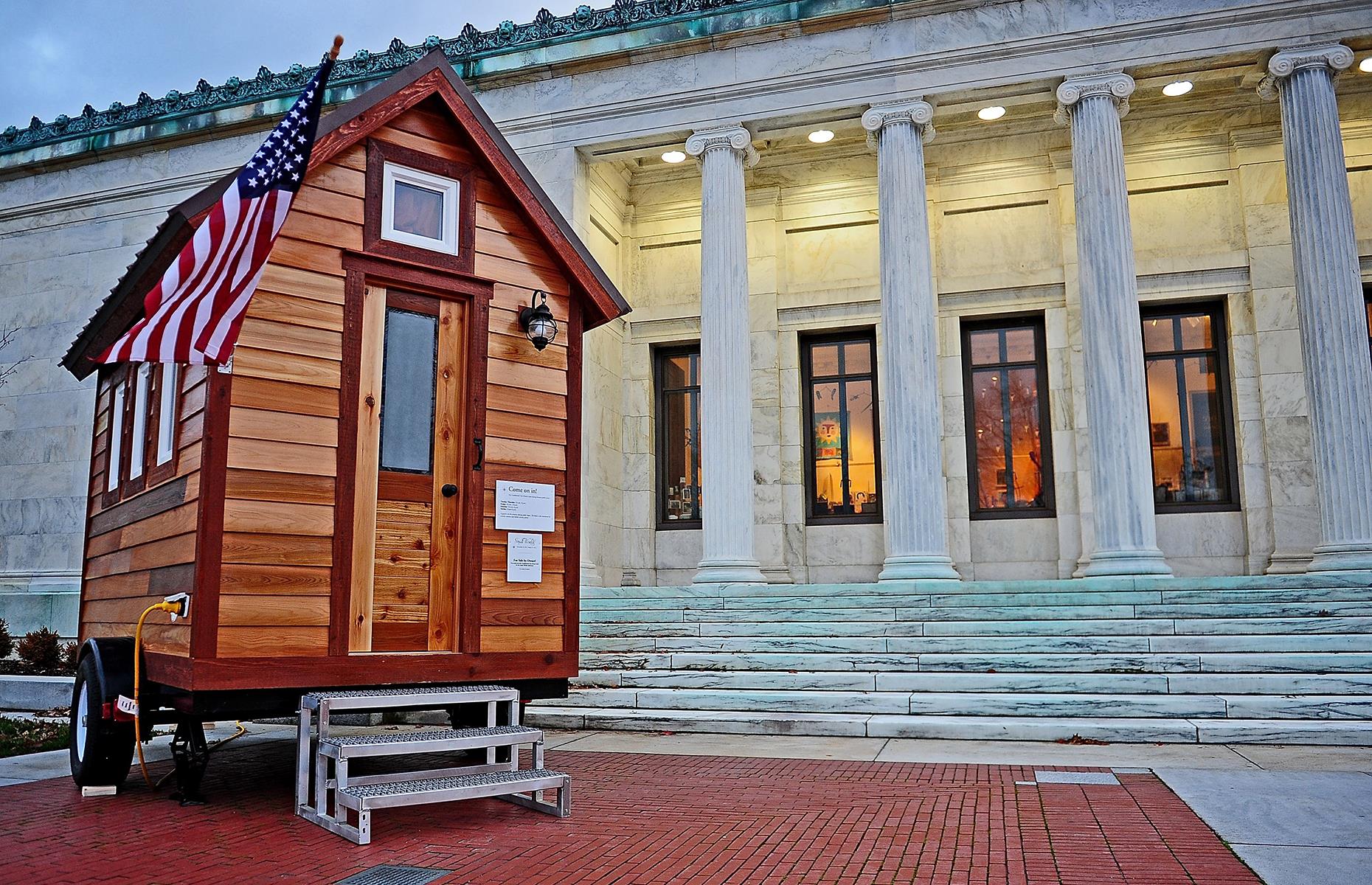 самый маленький дом в мире. дом в торонто маленький. узкий дом от mizuishi architect atelier. домик капсула. маленький деревянный домик.