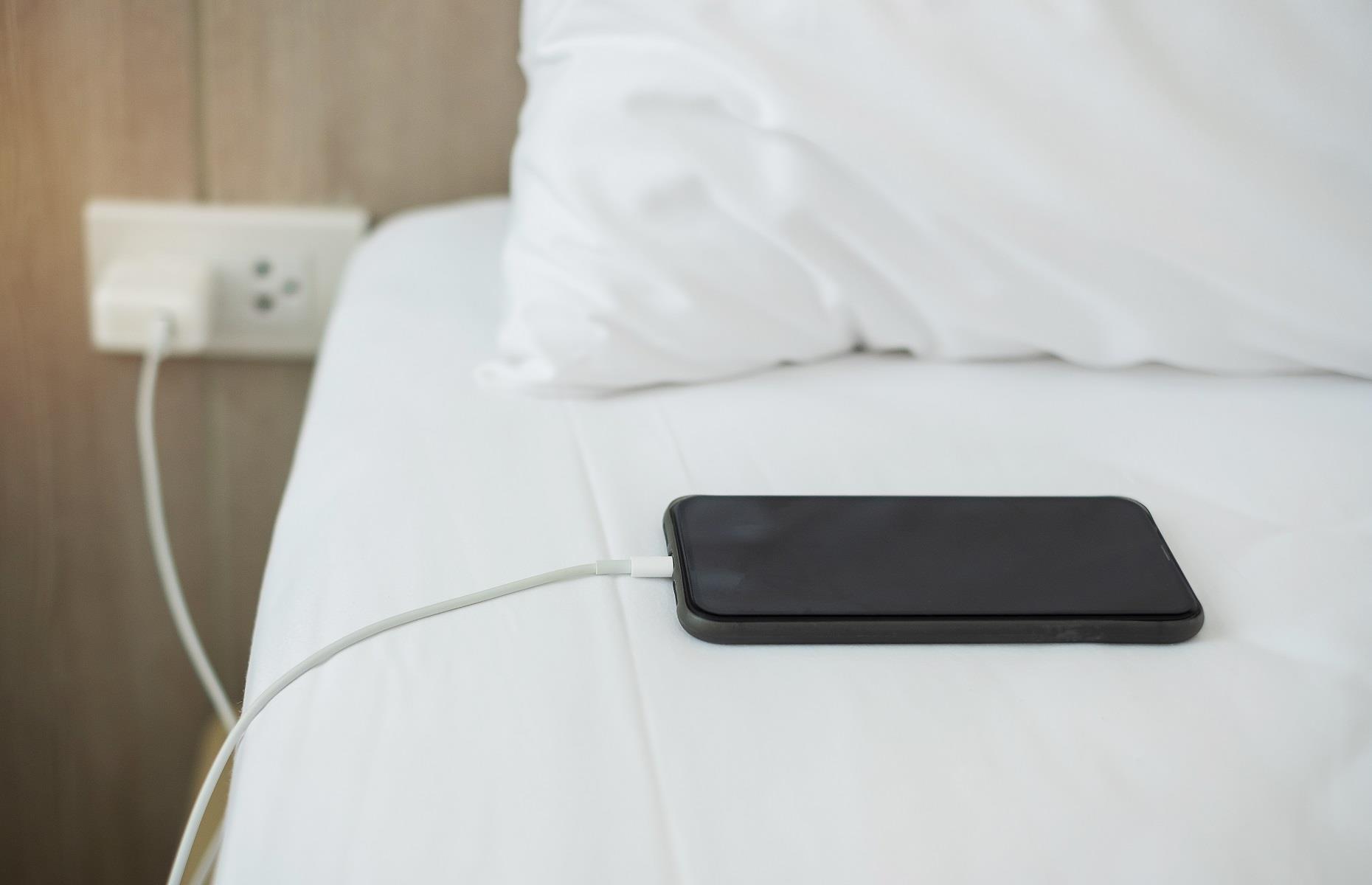 Charger votre téléphone sur le lit