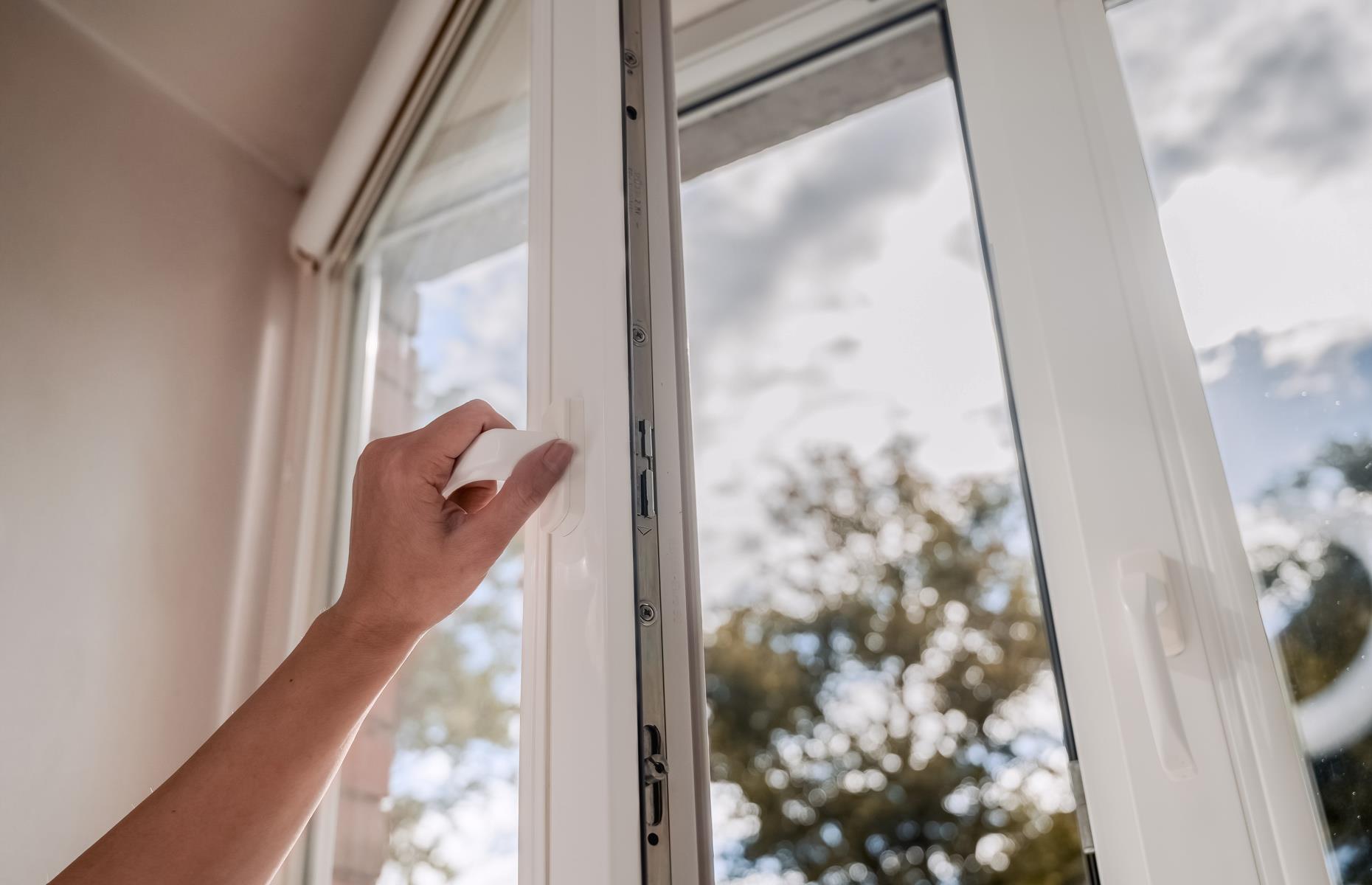 Abre completamente las ventanas para limpiarlas