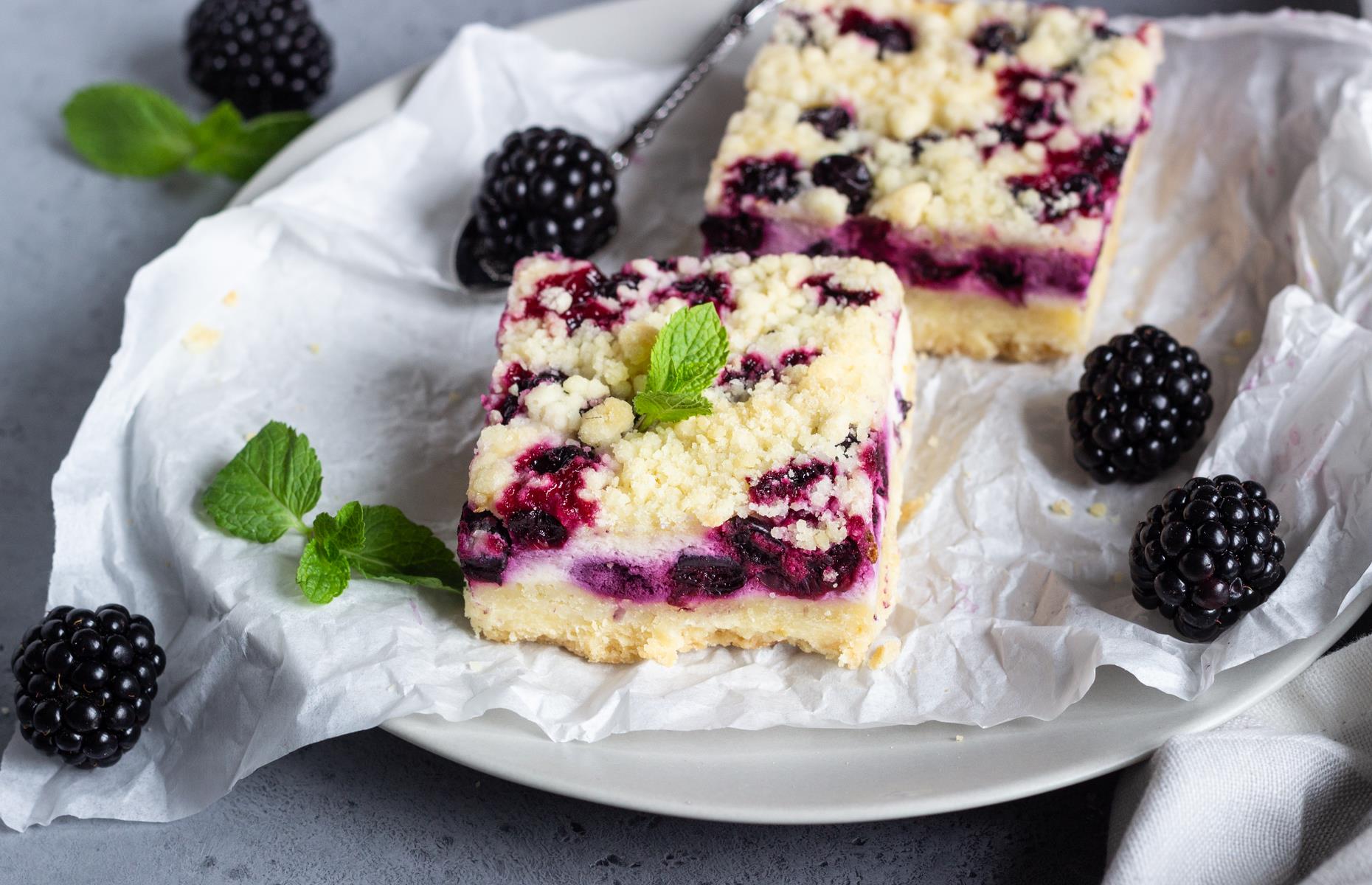 Berry crumble cheesecake