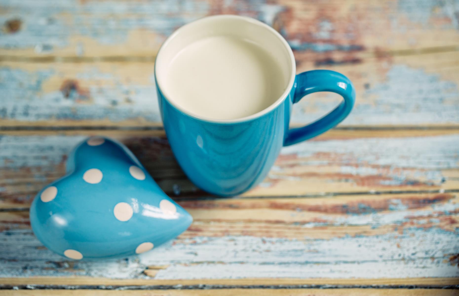 Eine Tasse heiße Milch 