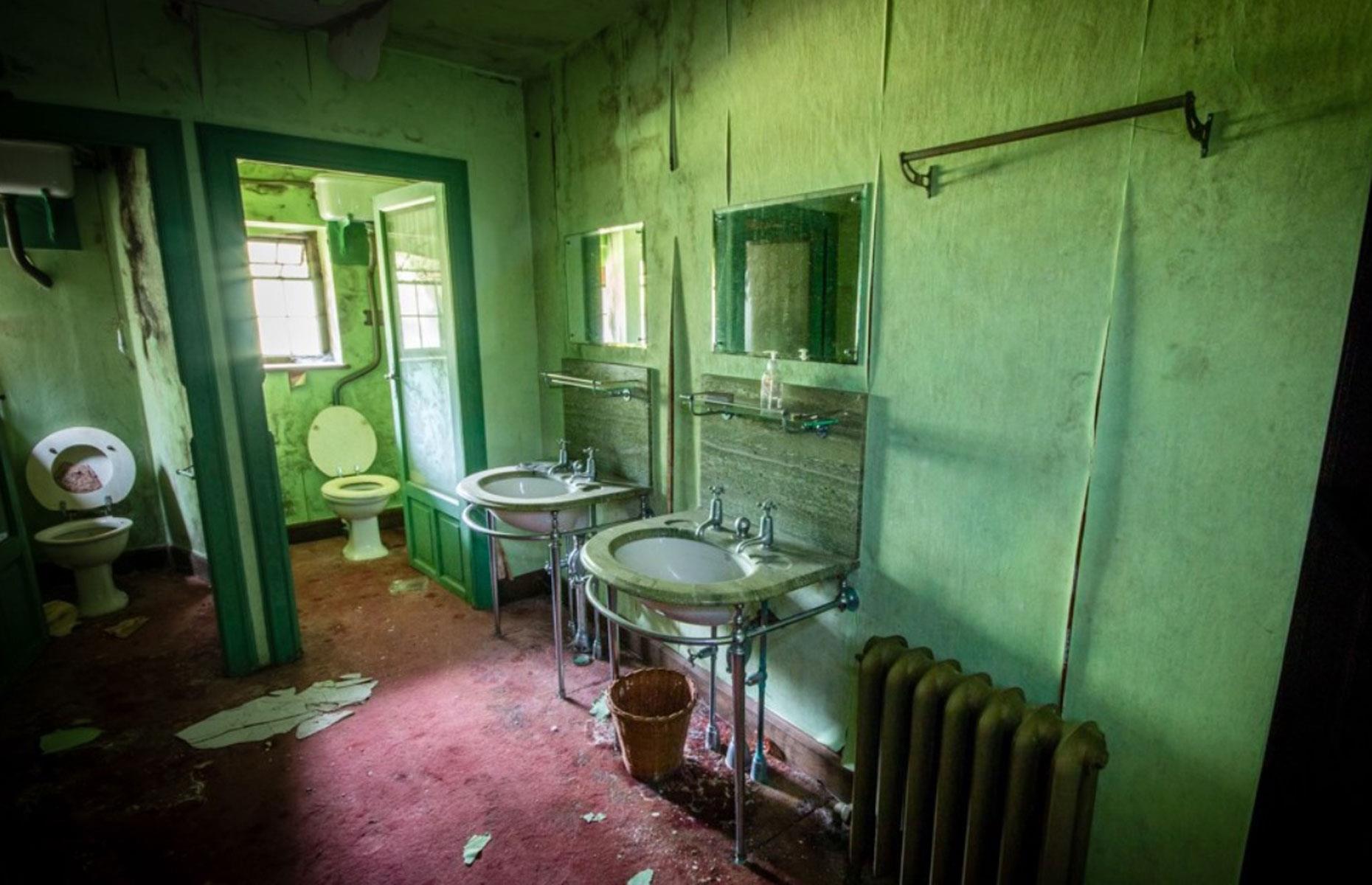 Hook End Manor, Checkendon, UK: Unbelievably expensive abandoned mansions