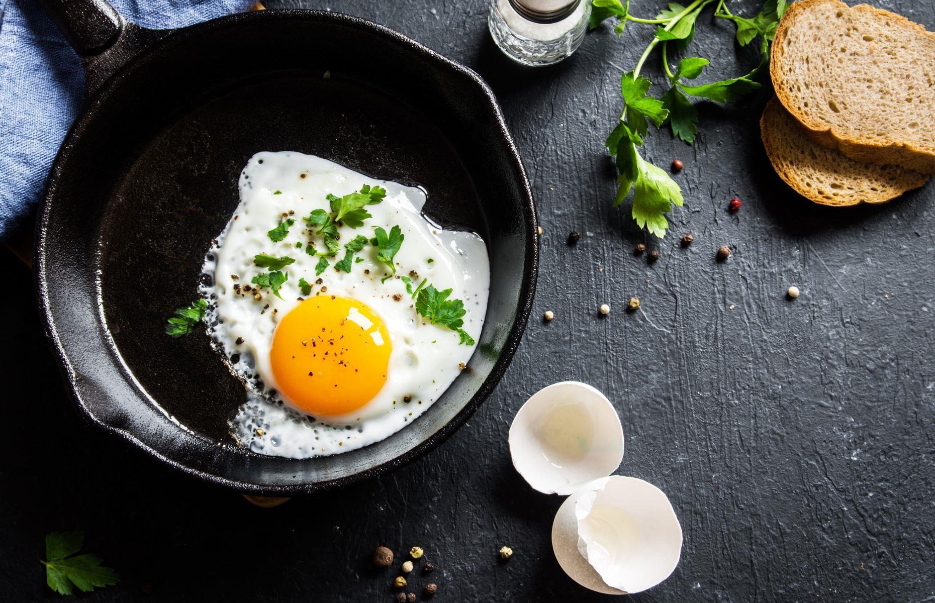 58. Fry eggs without oil or butter 