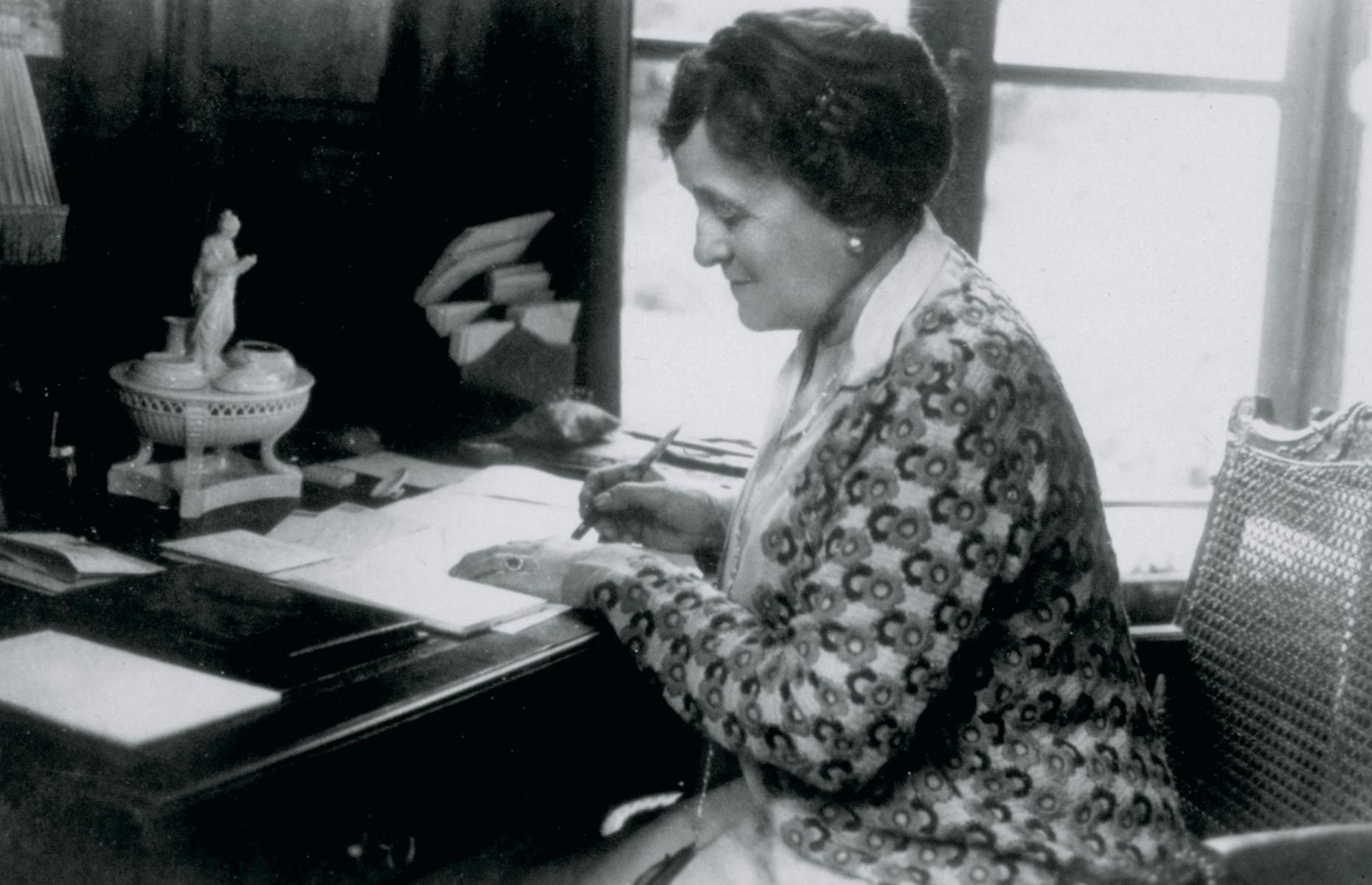1901: Edith Wharton builds The Mount