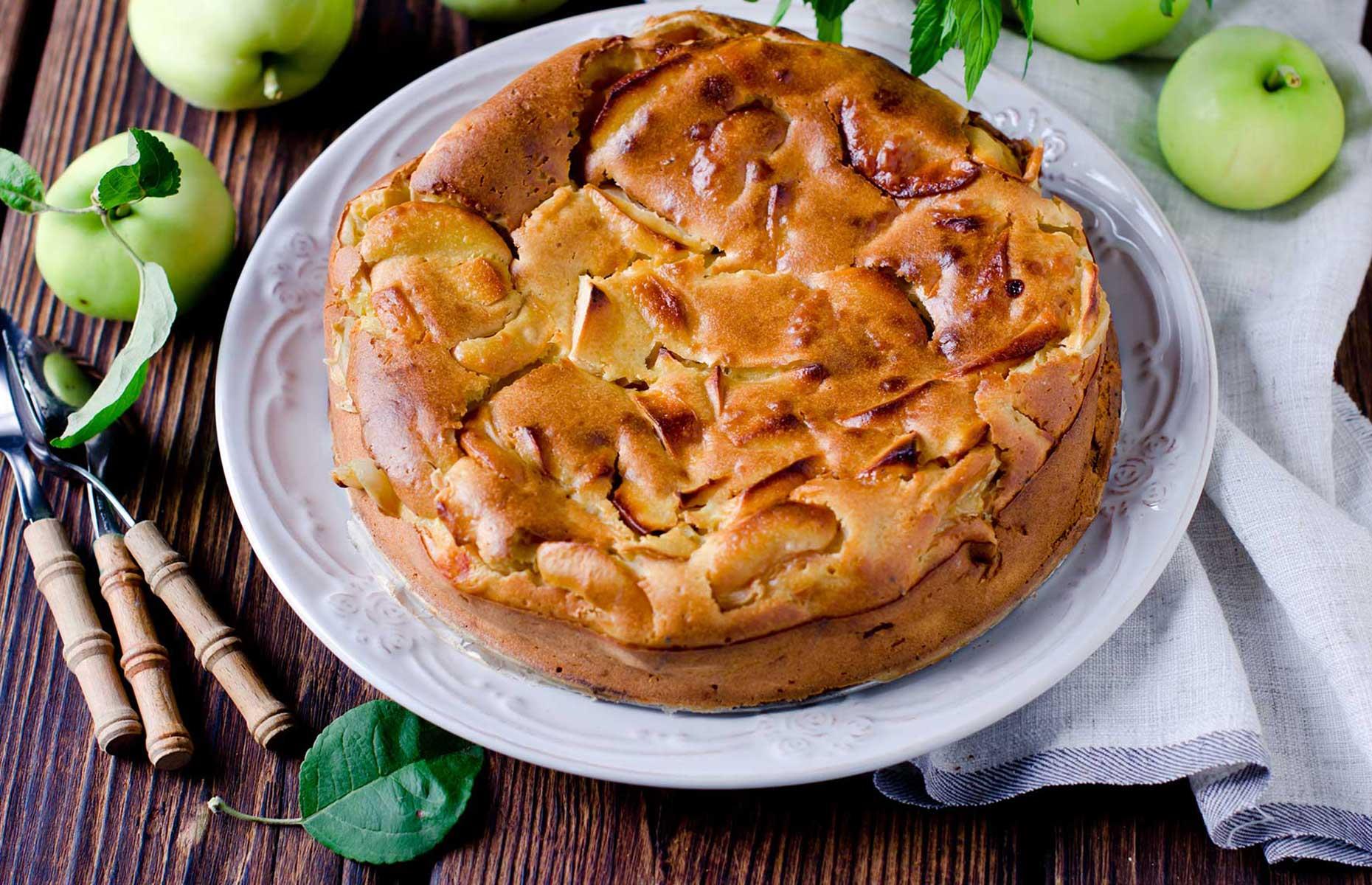 Apple tourte with nuts and raisins