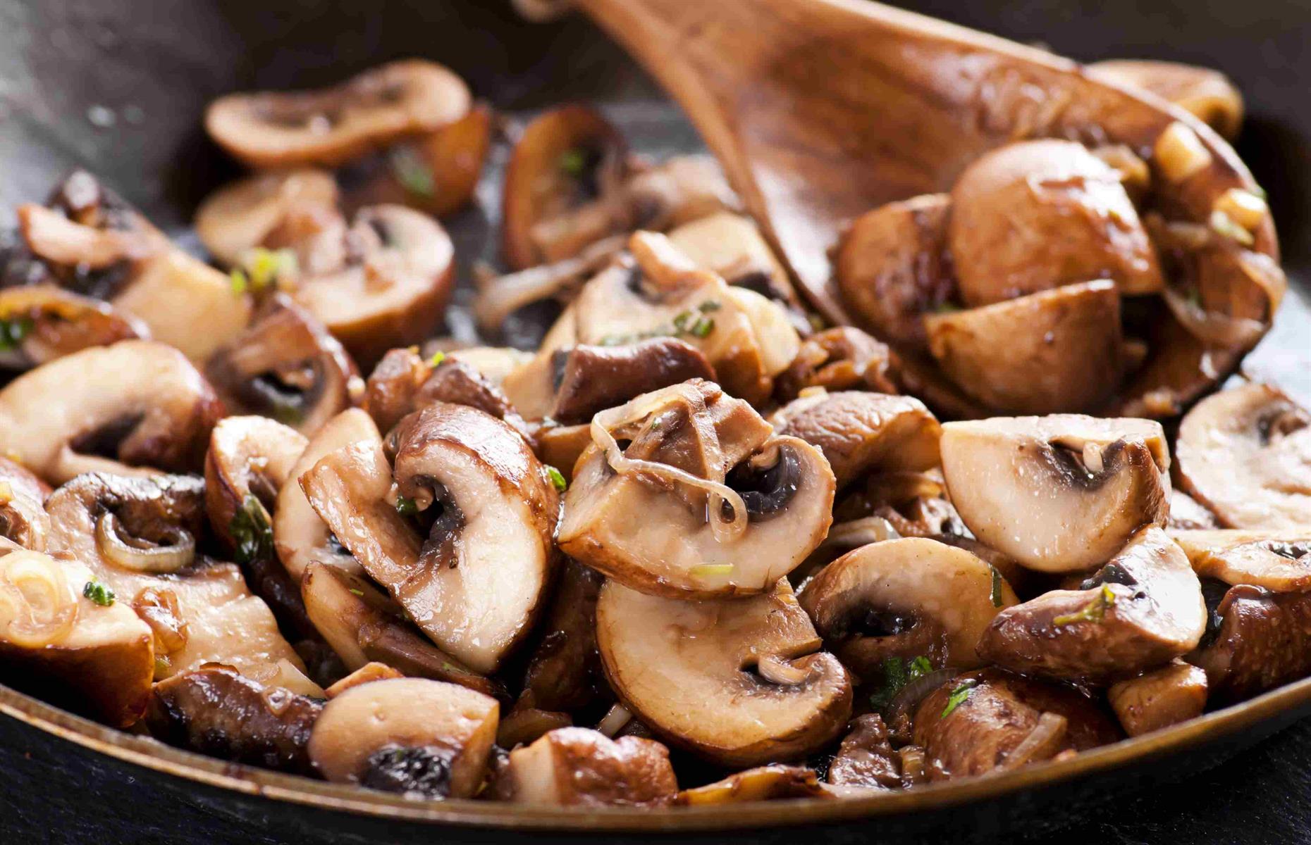 Грибная курица грибы. Грибы приготовленные. Жареные грибы. Жареные шампиньоны. Жареные Лесные грибы.