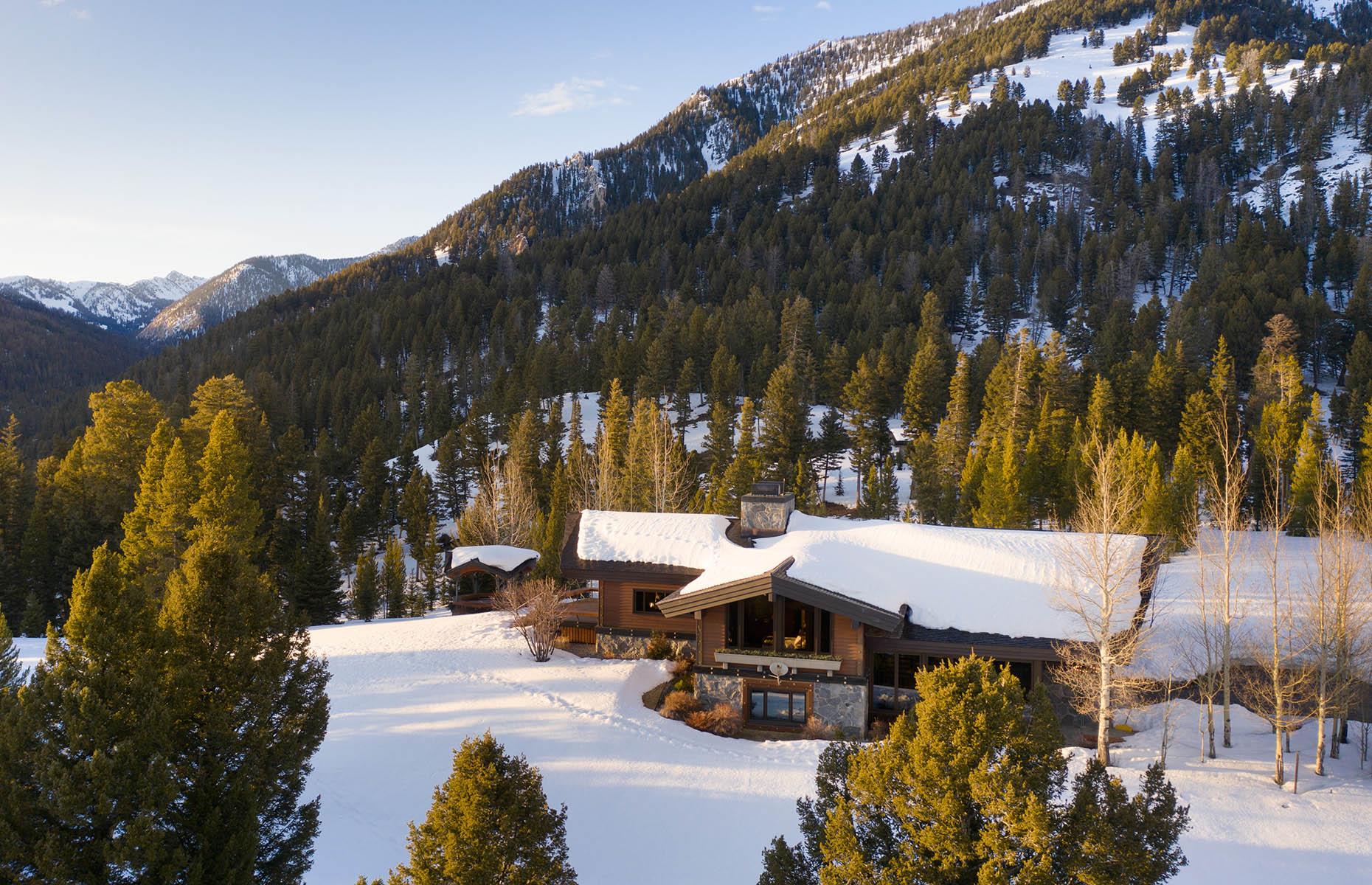 Luxurious lodge and show garage, Montana, USA