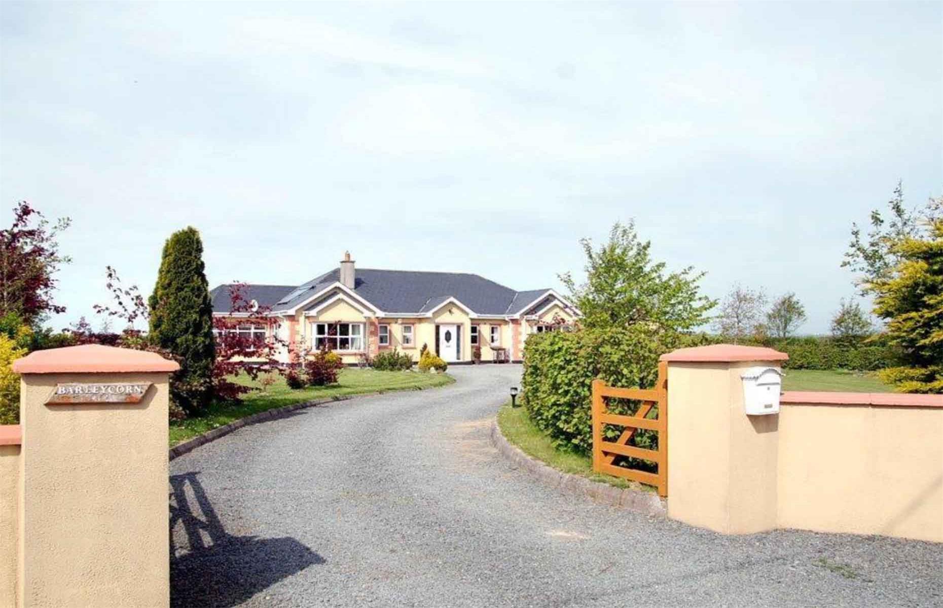 Ireland average house price: £208,204
