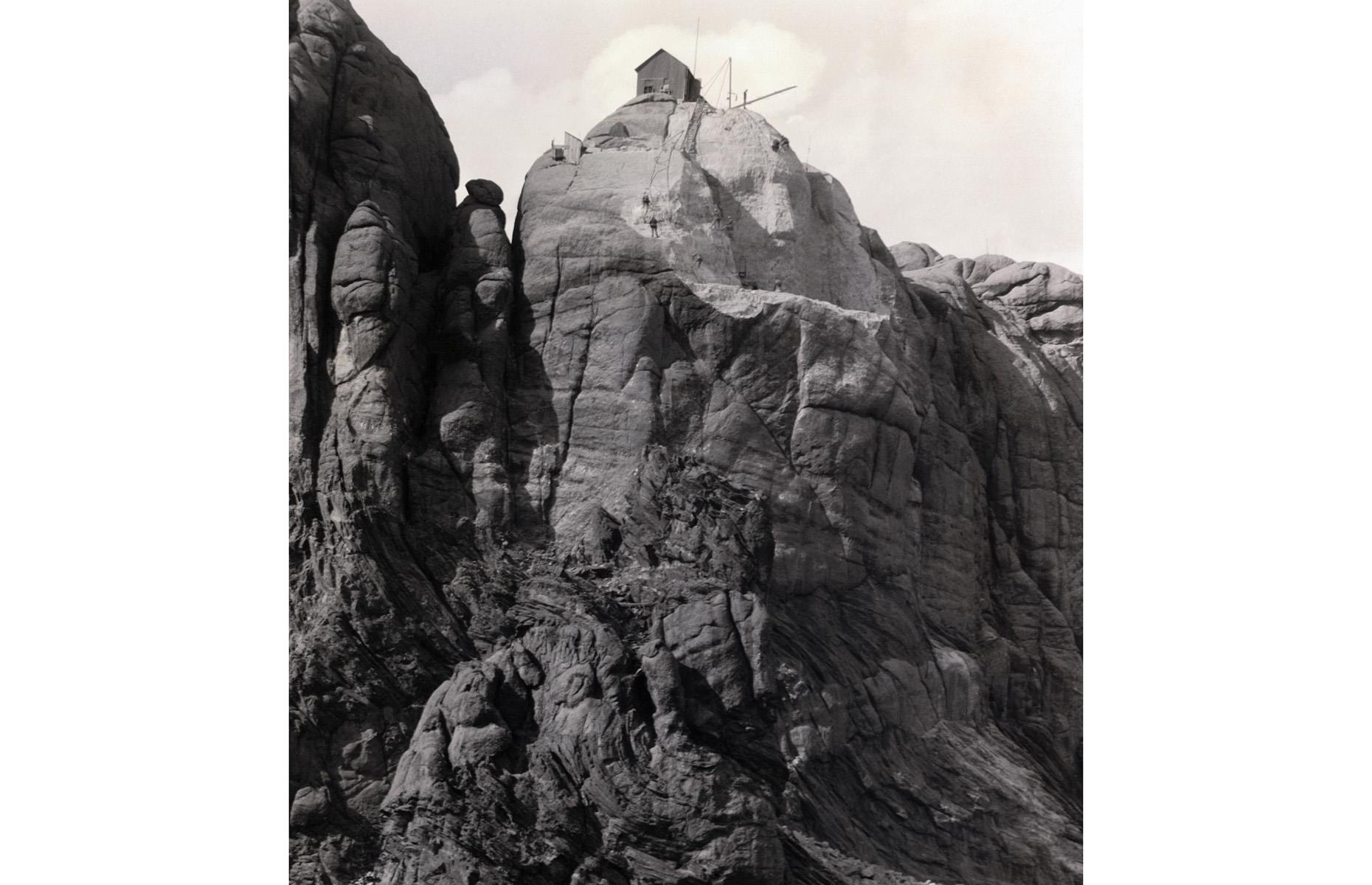 c.1927: Work begins on Mount Rushmore