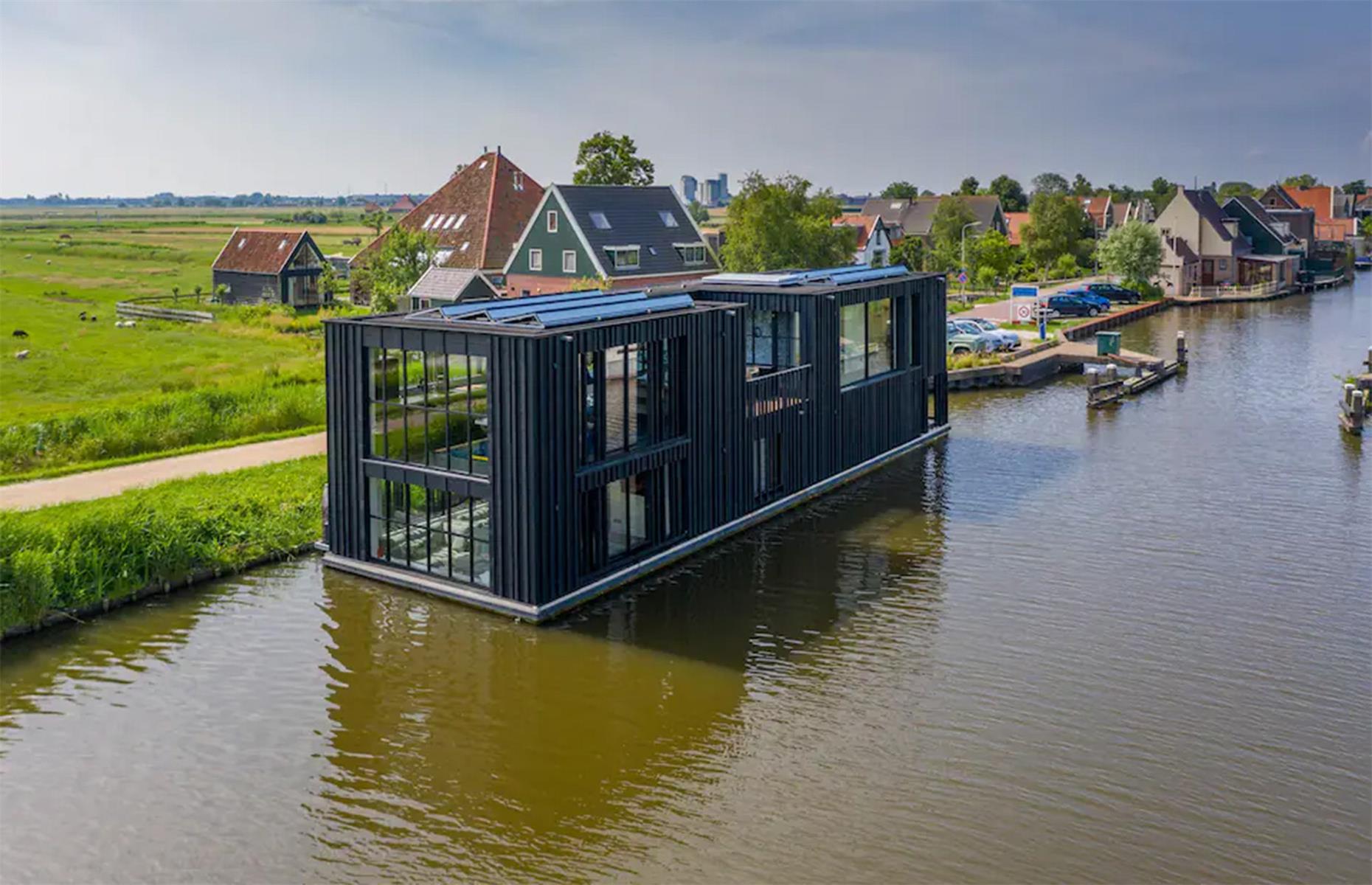 Black Swan houseboat, Oostknollendam, Netherlands