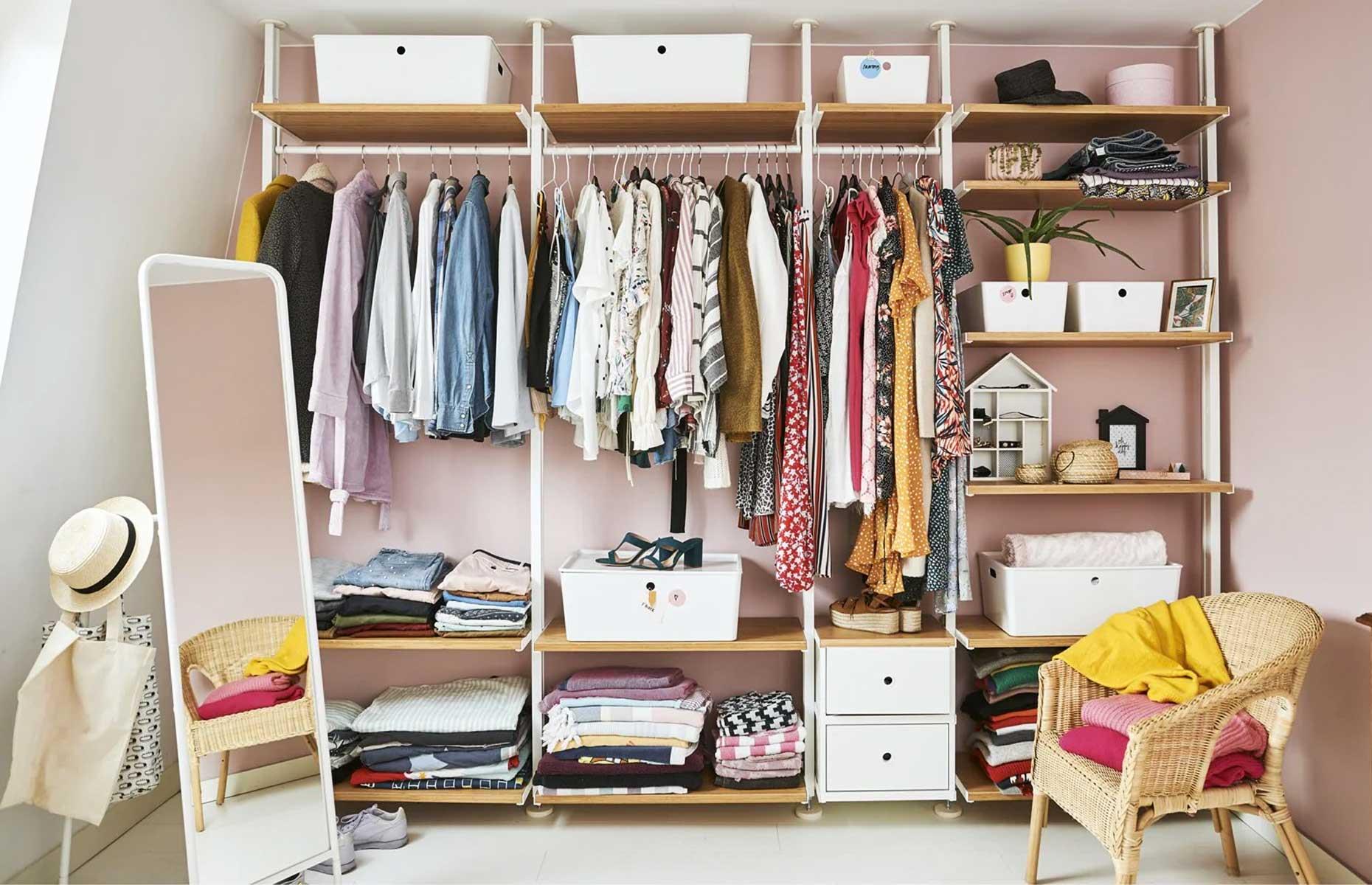Kunterbunte Kleiderbügel im Schrank