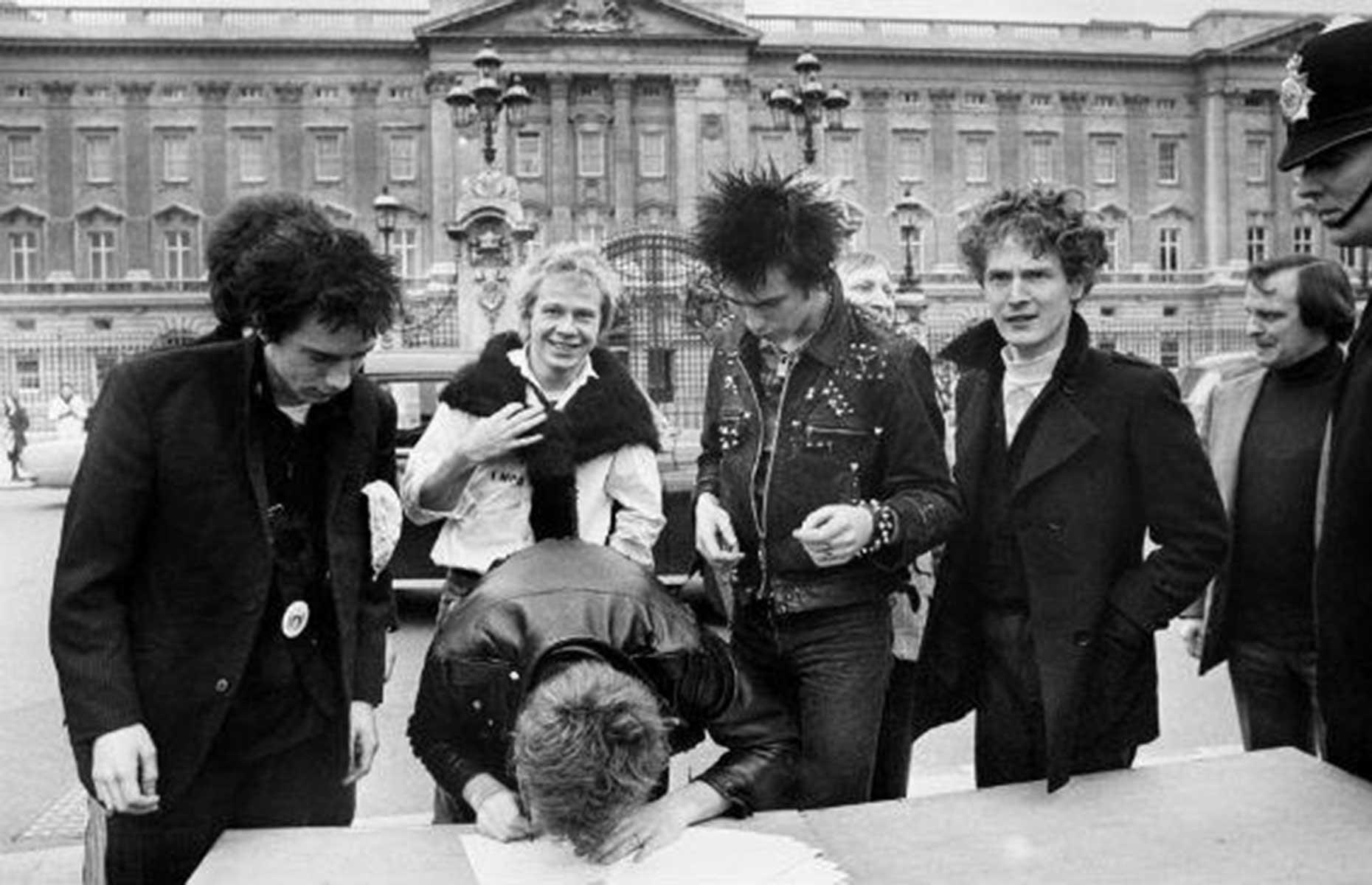 Sex Pistols – God Save the Queen/No Feelings 