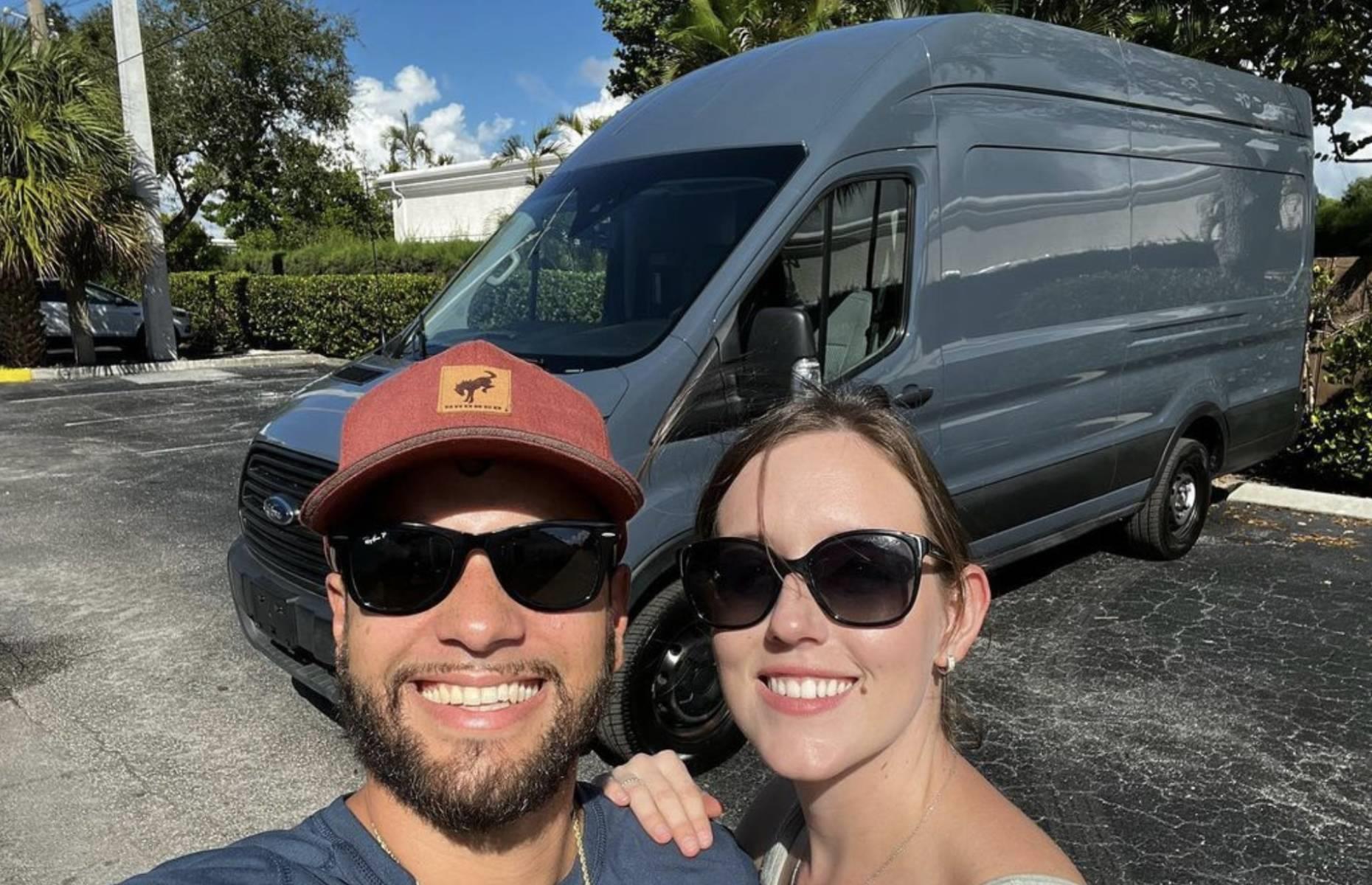 La pareja que construyó su propia casa sobre ruedas