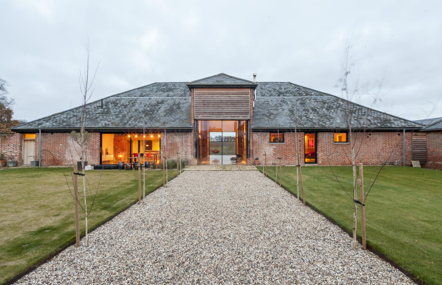 Church Hill Barn, Suffolk, England: Modern barns that are so far from farmyard 