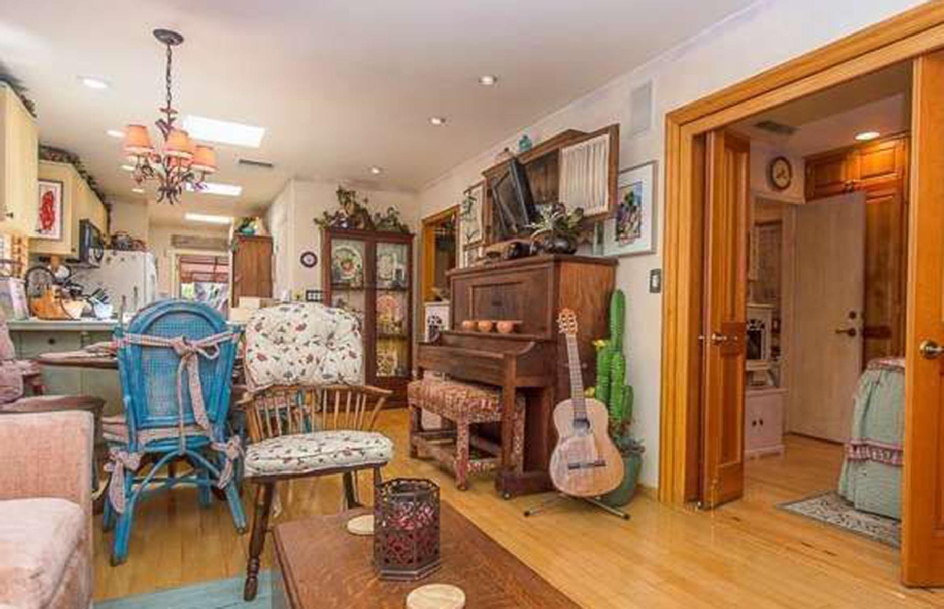 Dolly Parton: Bungalow in West Hollywood