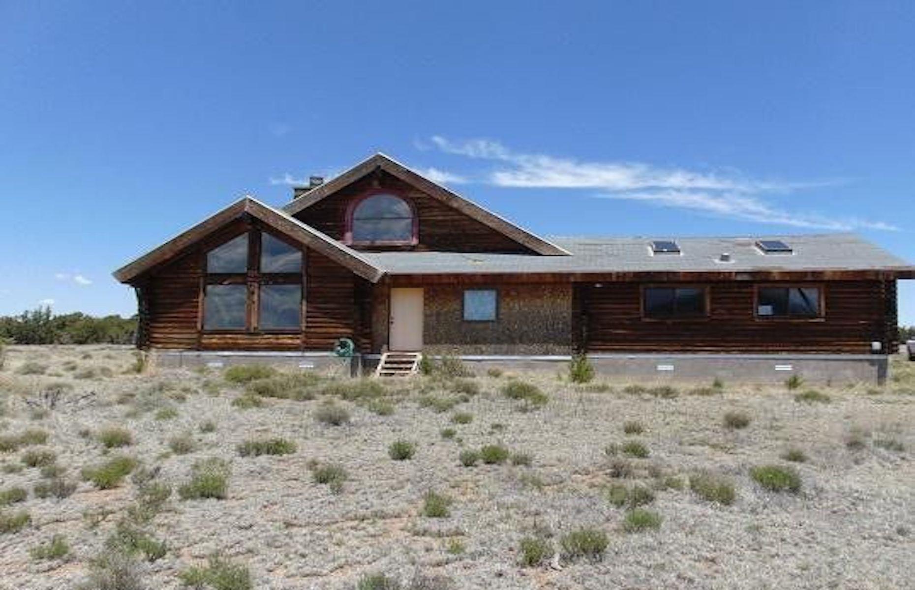 Cat-themed log home, Arizona, USA