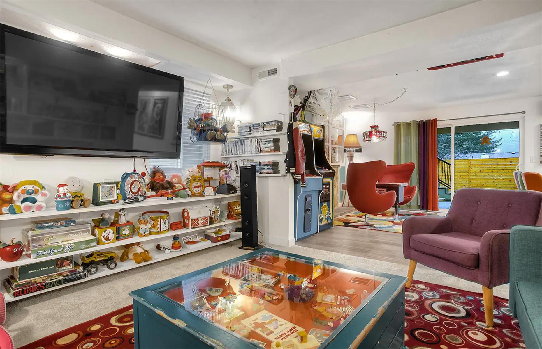80s-themed Airbnb, Washington, USA
