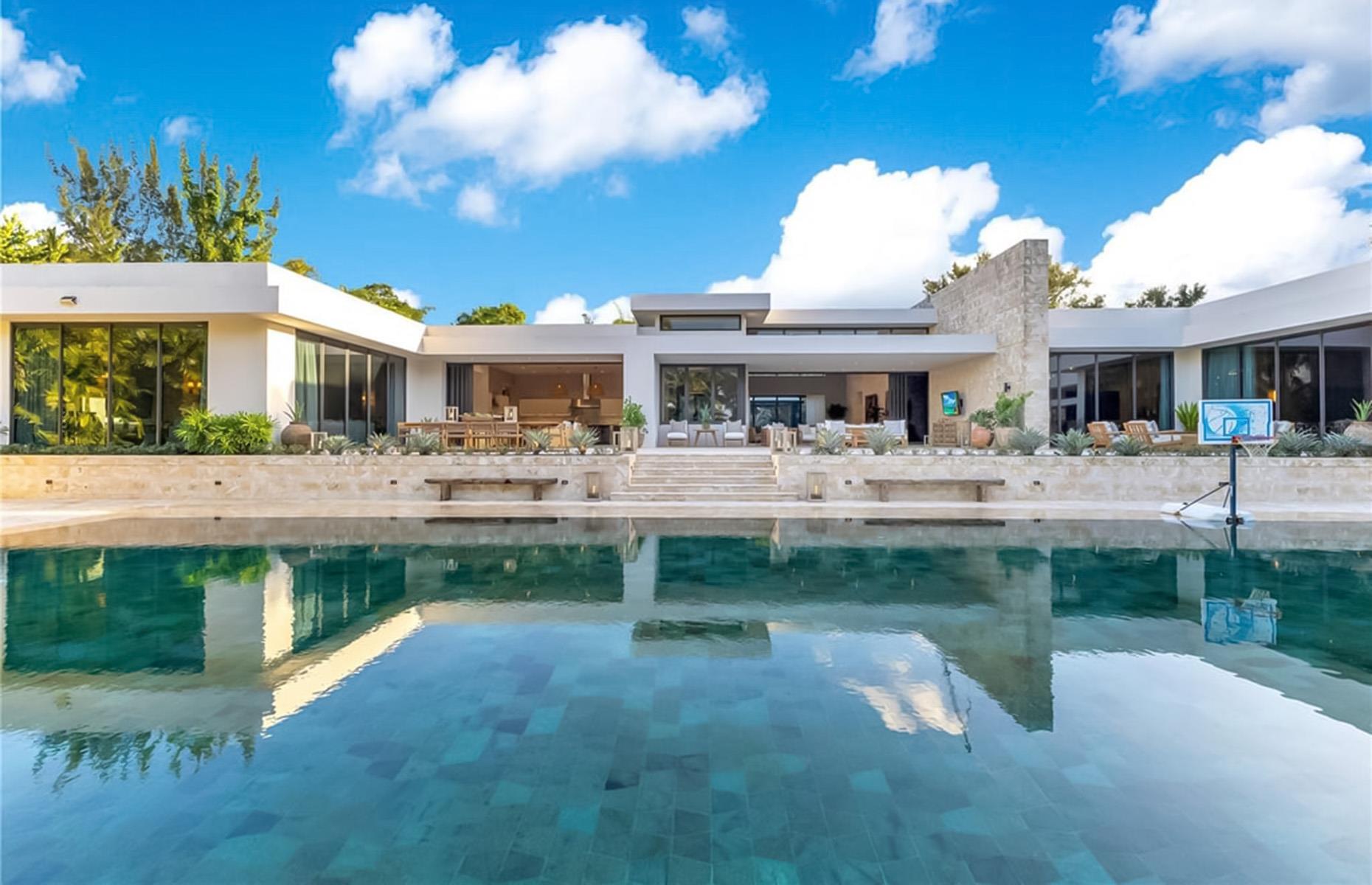 Dorado Beach Drive: high-end homes
