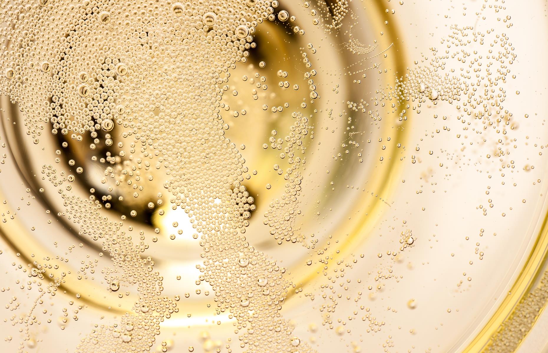 In einem Glas Sekt gibt es eine Million Bläschen
