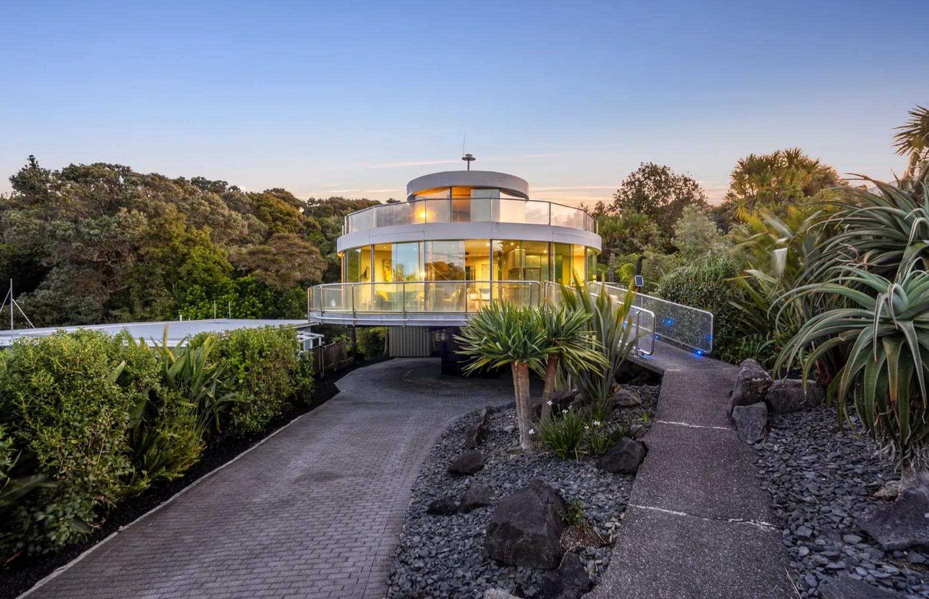 360-degree rotating home, Auckland, New Zealand