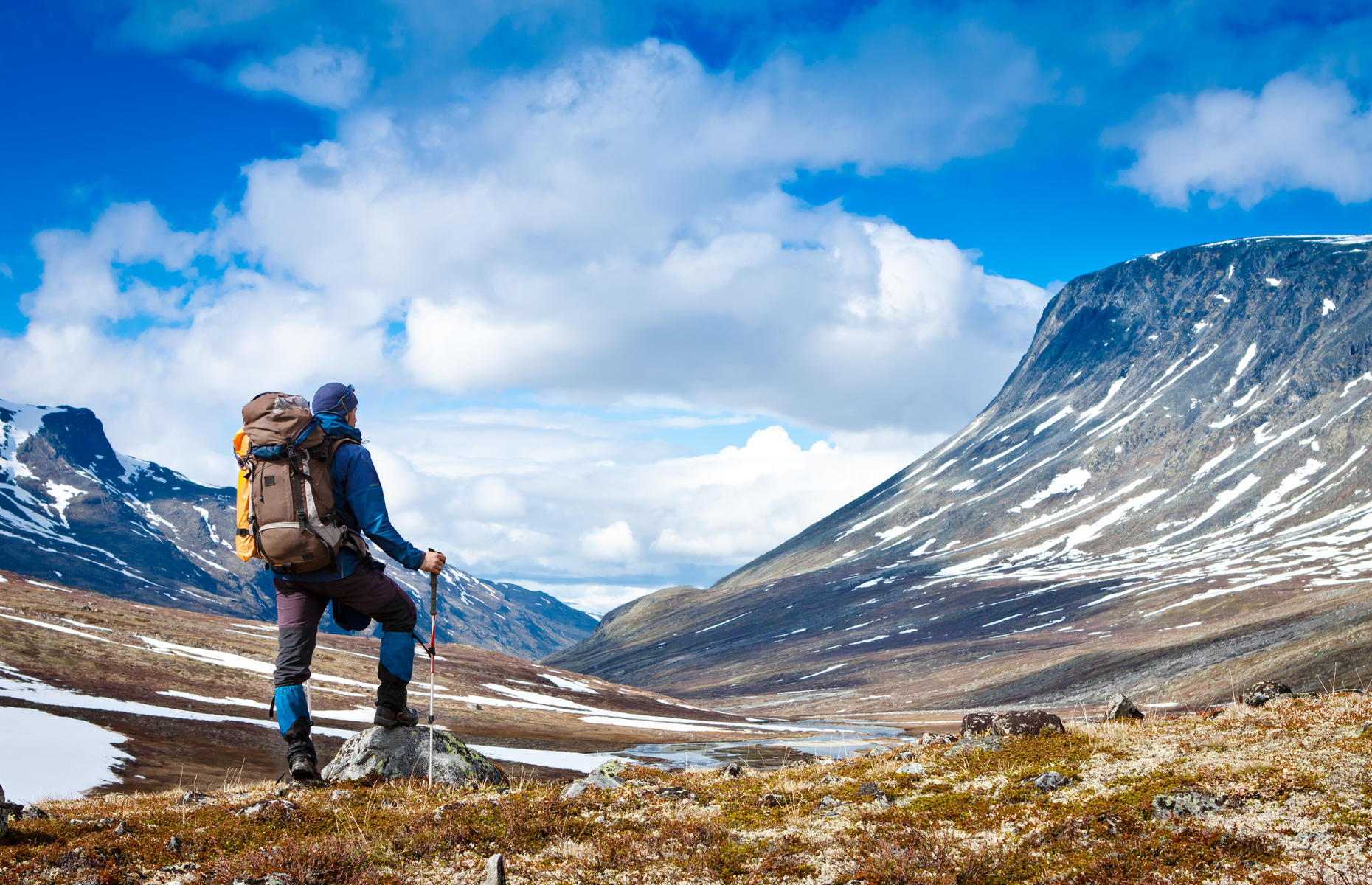 How can I avoid altitude sickness in the mountains?
